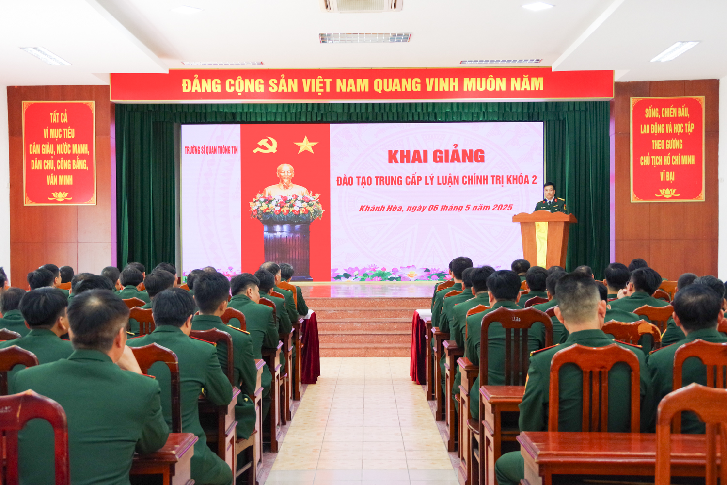 Trường Sĩ quan Thông tin khai giảng đào tạo trung cấp lý luận chính trị khóa 2