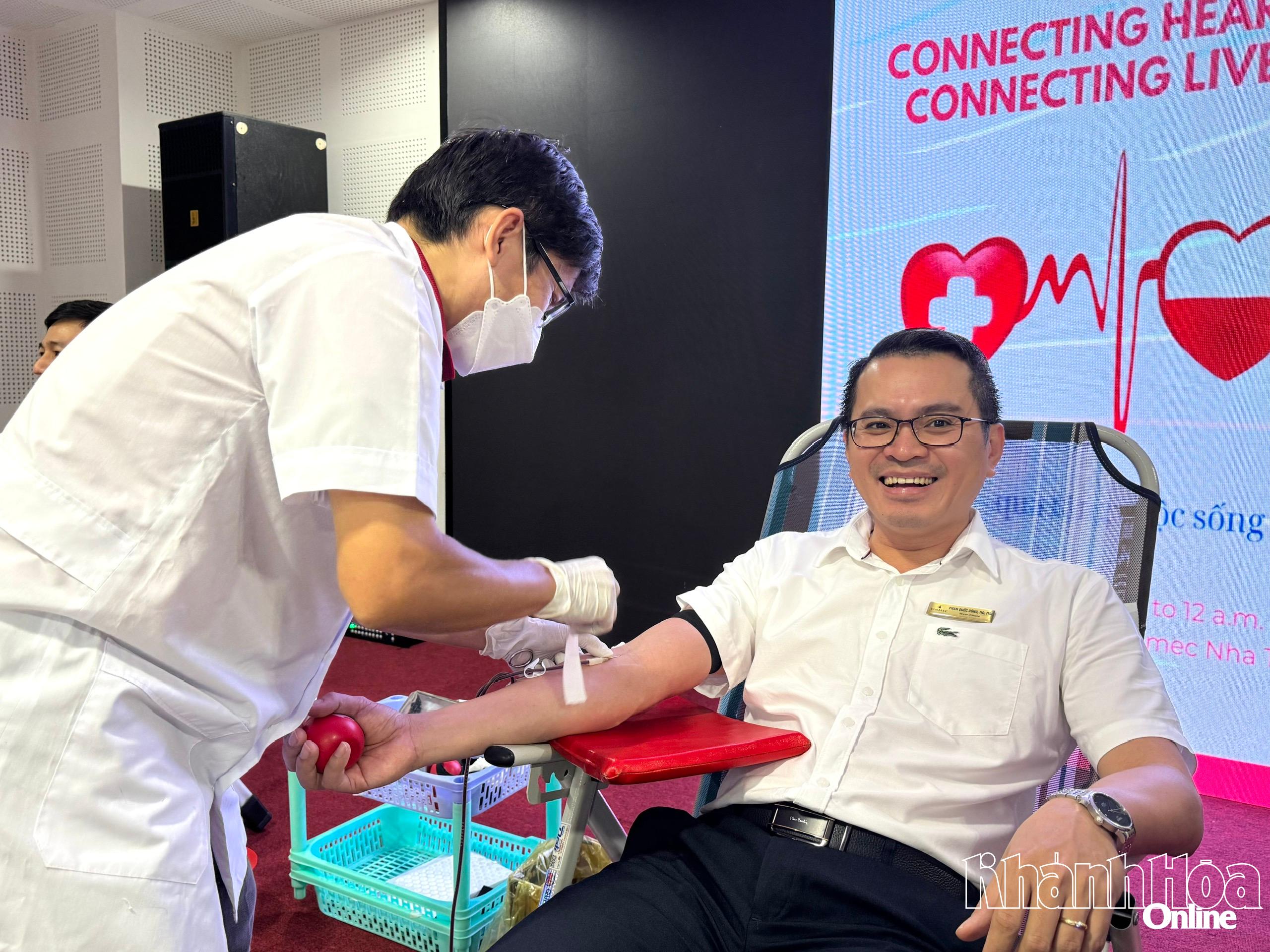 Lãnh đạo Bệnh viện Đa khoa Vinmec Nha Trang tham gia hiến máu tình nguyện 