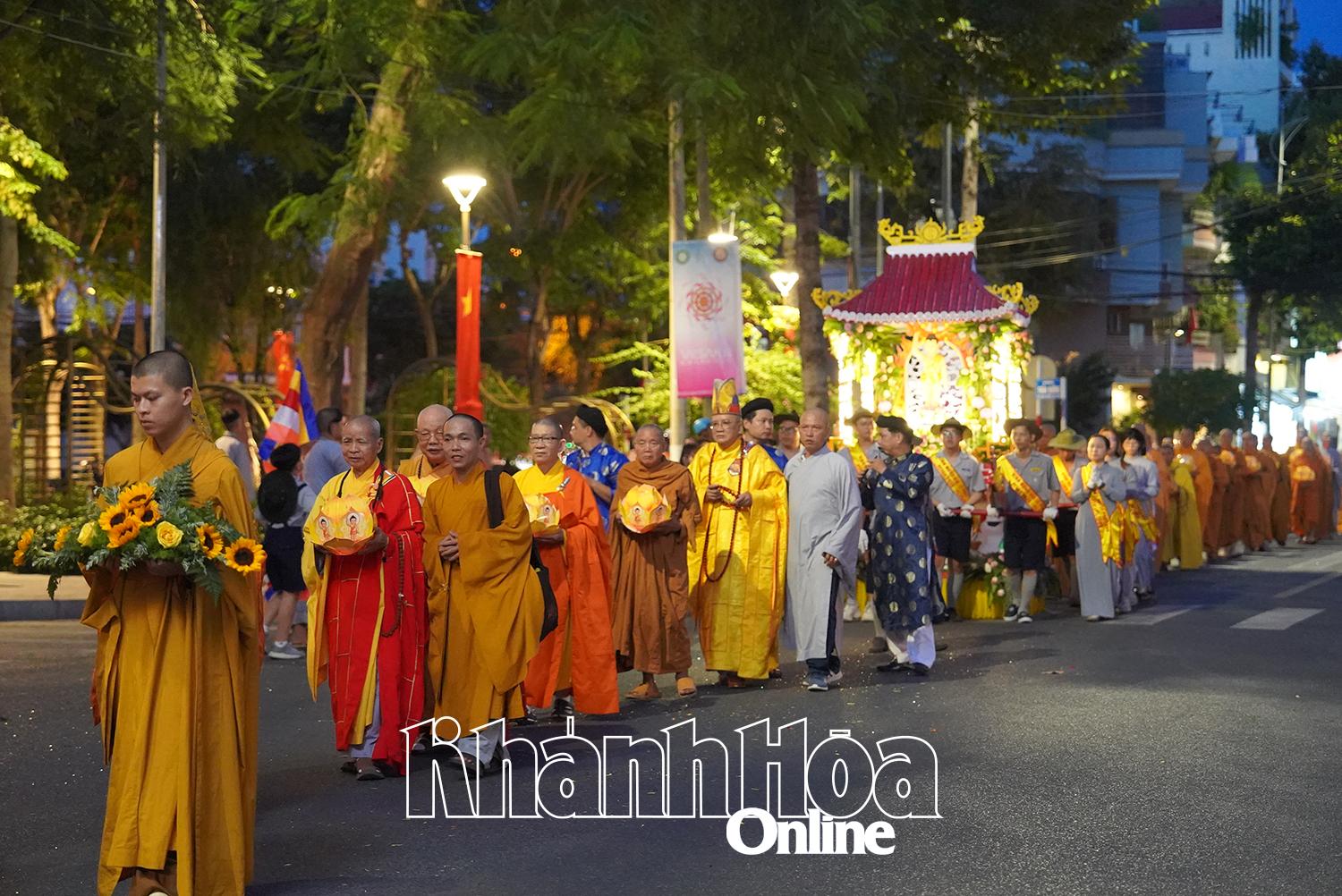 Hàng ngàn người tham gia lễ rước Phật và thắp sáng 7 đóa hoa sen khổng lồ