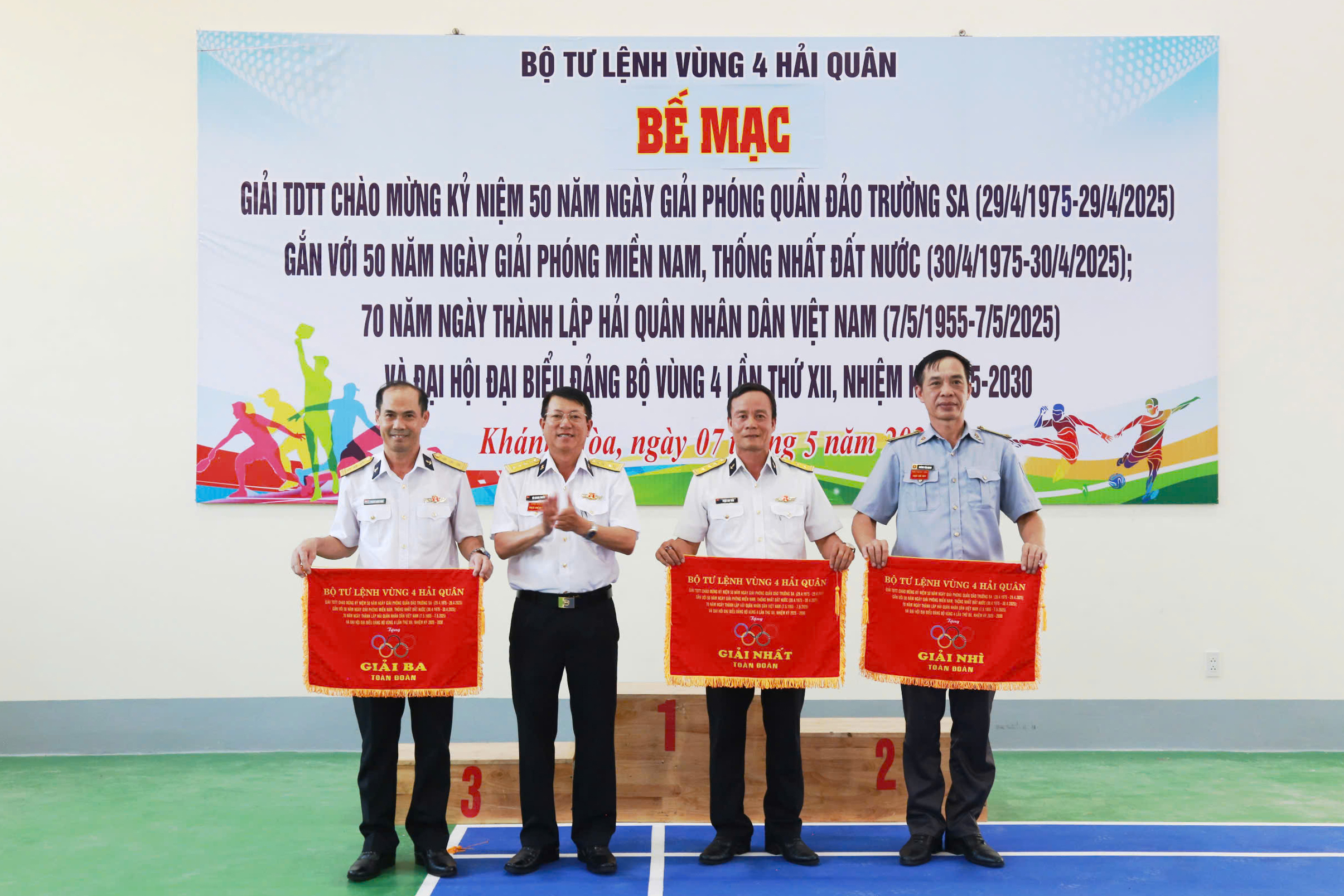 Đại tá Bùi Quang Thuyên trao giải nhất, nhì, ba cho các đoàn.
