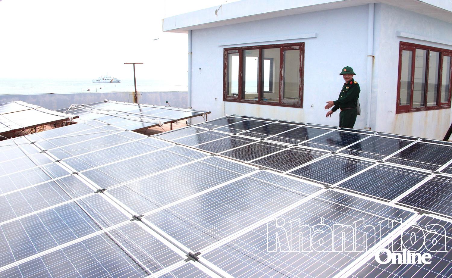 Hệ thống pin năng lượng mặt trời trên đảo Cô Lin.
