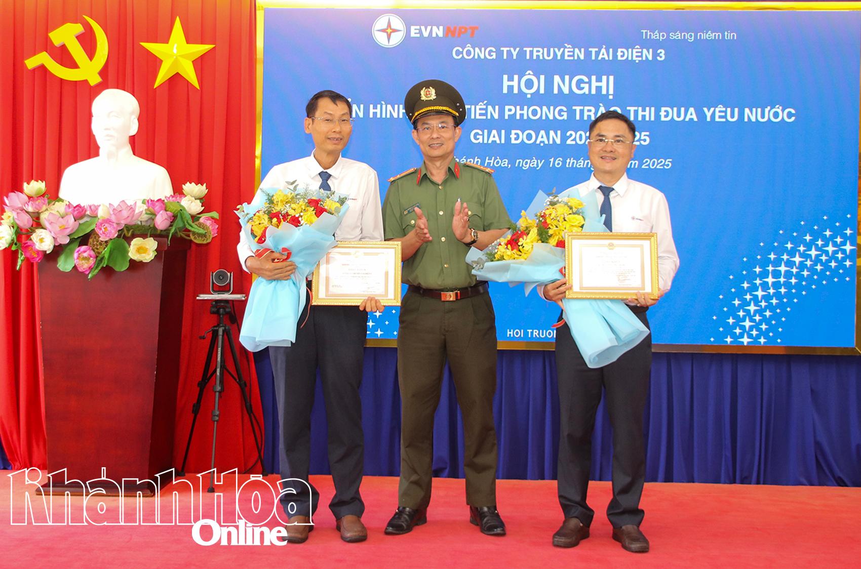 Đại diện Công an tỉnh khen thưởng tập thể và cá nhân có thành tích xuất sắc trong phối hợp, đảm bảo an ninh trật tự.