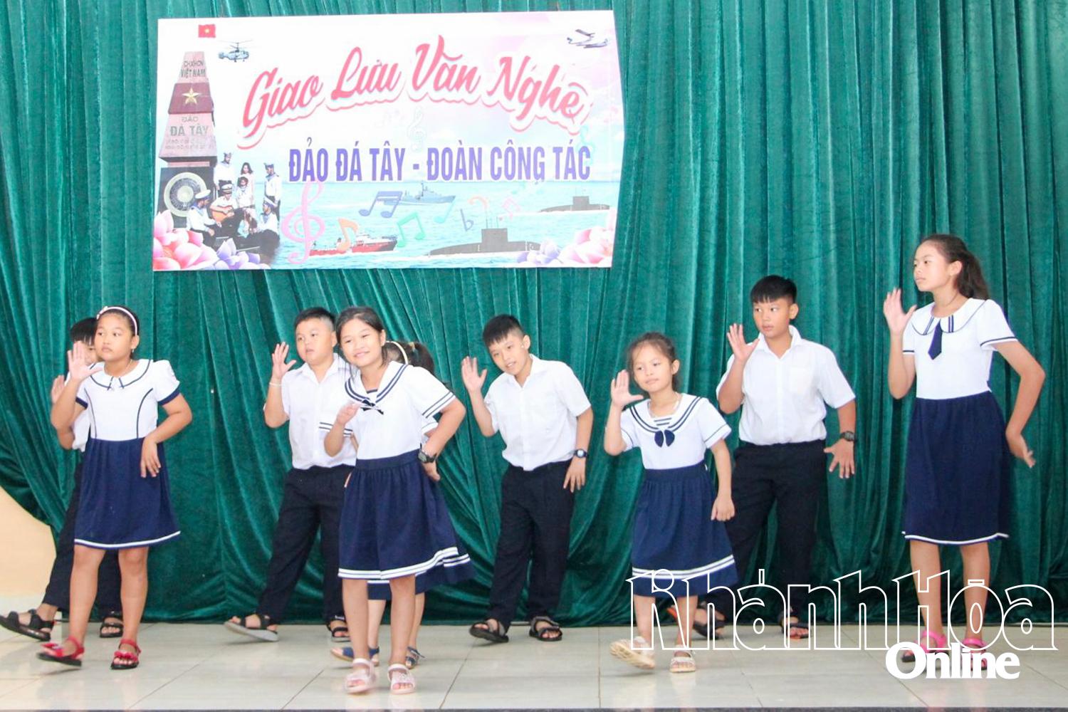 Học sinh 
đảo Đá Tây 
được các thầy giáo dạy múa, hát 
để tham gia 
giao lưu văn nghệ.
