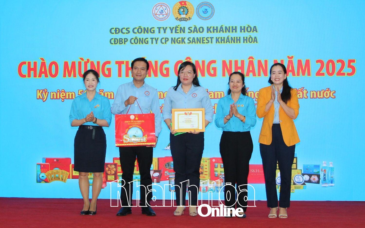 Đại diện Công đoàn cơ sở Công ty TNHH Nhà nước MTV Yến sào Khánh Hòa trao giấy khen cho tập thể xuất sắc.