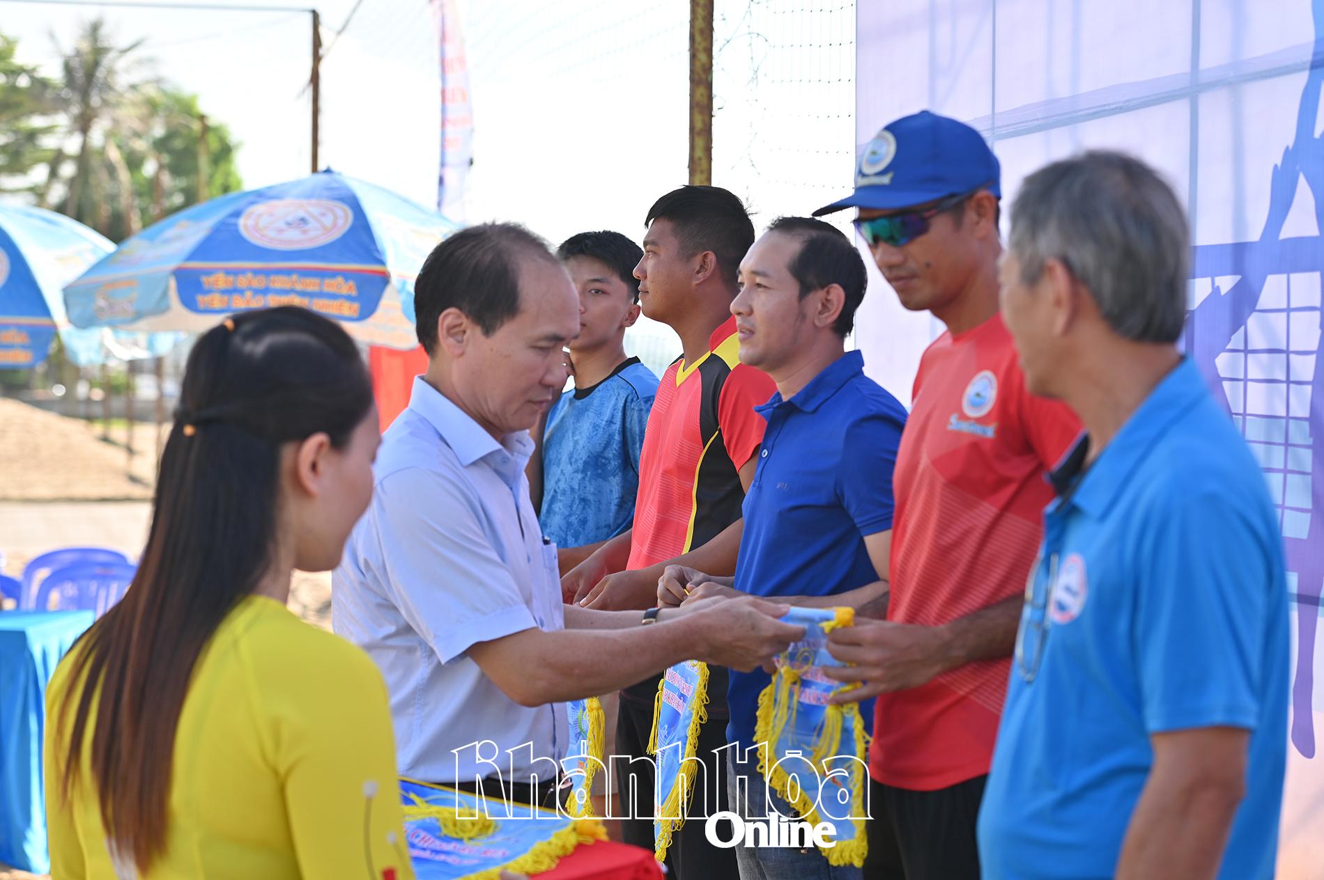 The organizing committee offering commemorative flags to the teams


