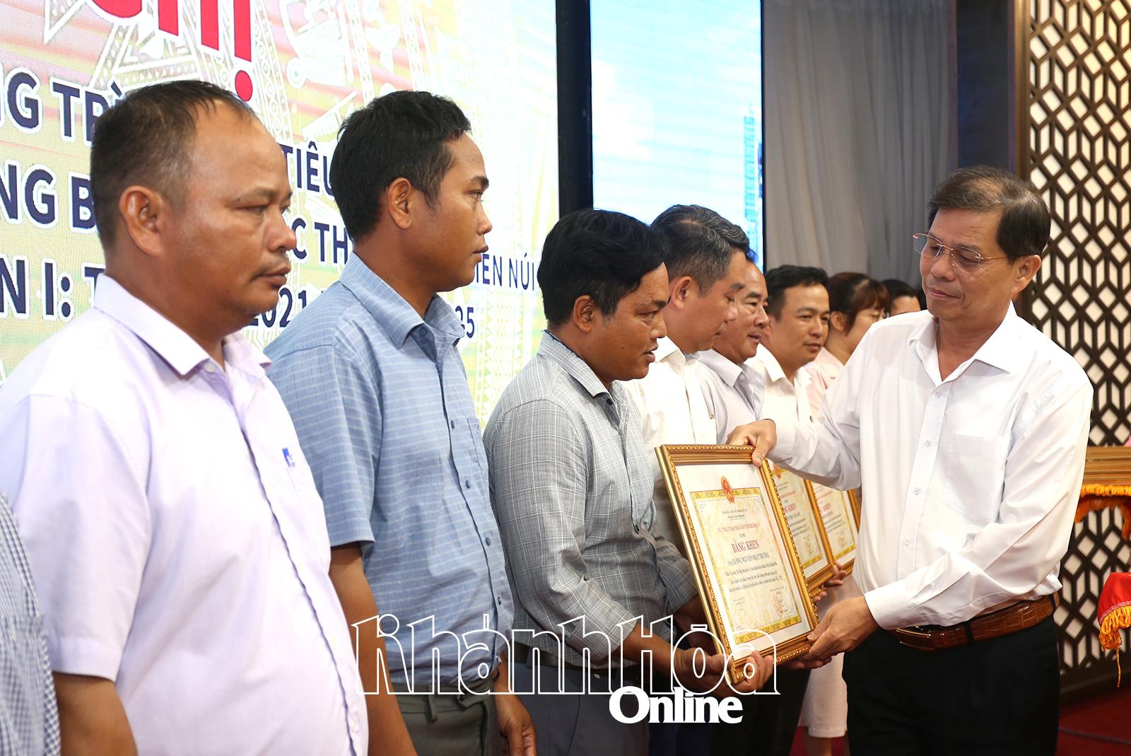 Đồng chí Nguyễn Tấn Tuân - Phó Bí thư Tỉnh ủy, Chủ tịch UBND tỉnh, Bí thư Đảng ủy UBND tỉnh trao bằng khen cho các cá nhân.
