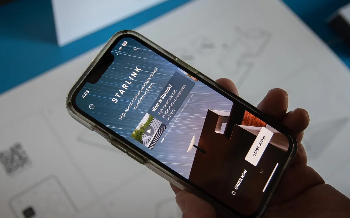 Dịch vụ này hứa hẹn cải thiện đáng kể khả năng kết nối tại vùng sâu, vùng xa, khu vực nông thôn và những nơi sóng di động truyền thống còn yếu (Ảnh: Bloomberg)