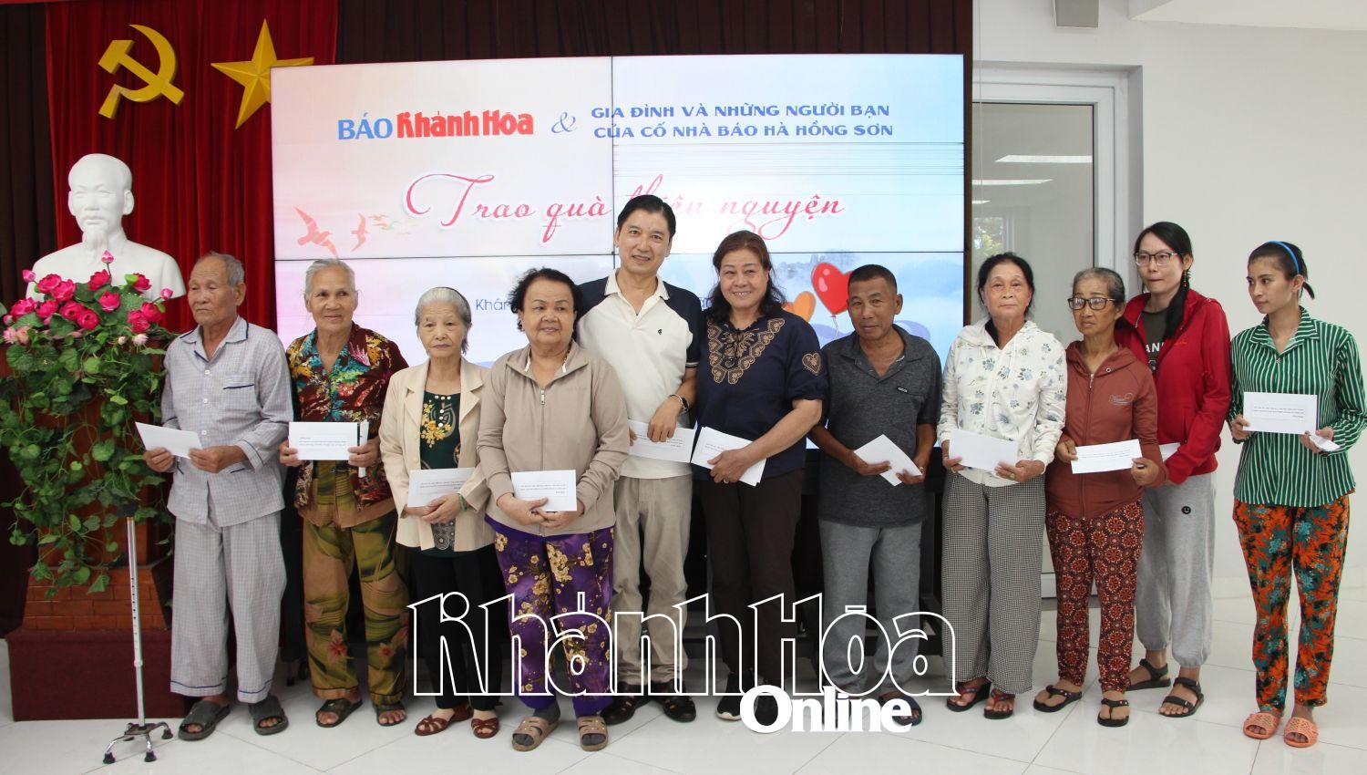 Đại diện gia đình và những người bạn cố Nhà báo Hà Hồng Sơn trao quà cho những hoàn cảnh khó khăn.