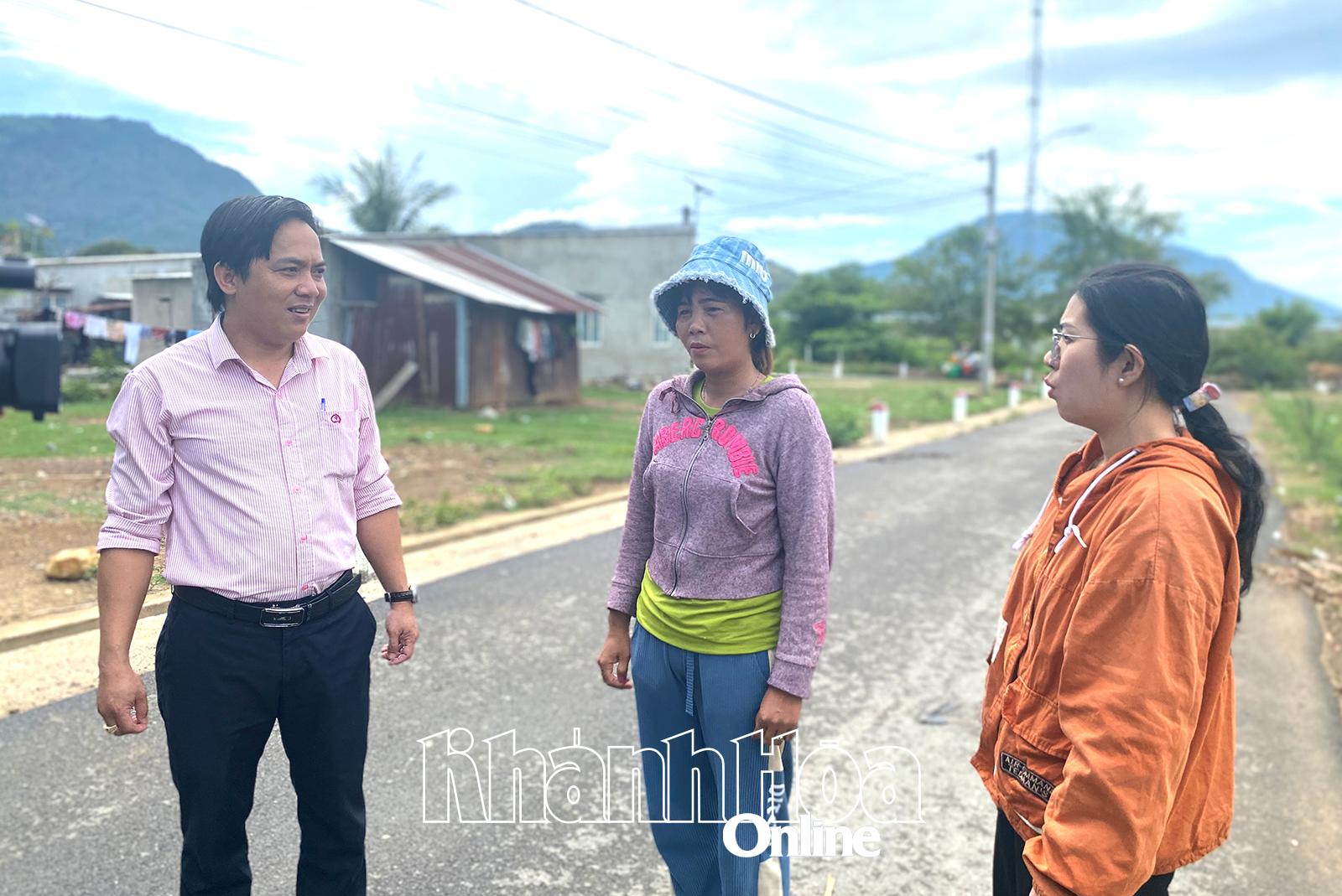 Đại diện Ngân hàng Chính sách xã hội huyện Cam lâm trao đổi cùng chị Cao Thị Oanh, thôn Văn Sơn, xã Cam Phước Tây, huyện Cam Lâm.