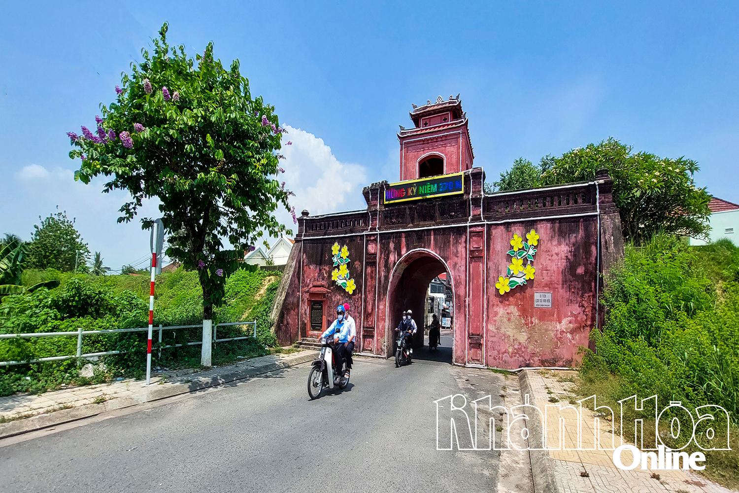 East Gate of Dien Khanh Citadel. (Photo taken before the restoration of Dien Khanh Citadel)

