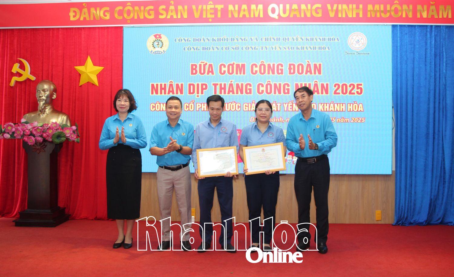 Lãnh đạo Liên đoàn Lao động tỉnh tặng bằng khen cho 2 cá nhân có thành tích xuất sắc.