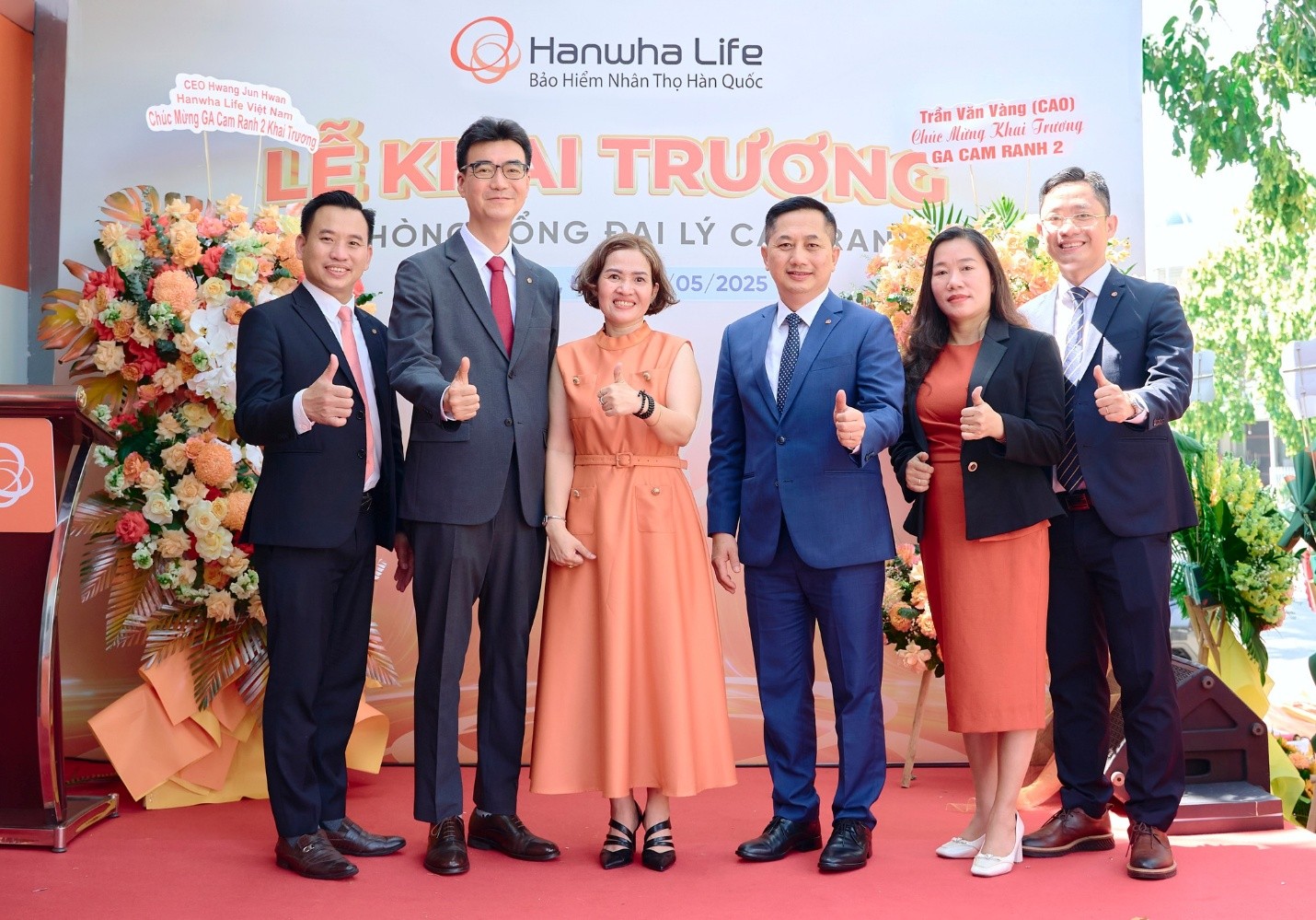 Ban Lãnh đạo Hanwha Life Việt Nam cùng Giám đốc văn phòng Tổng Đại lý trong ngày khai trương văn phòng mới tại Cam Ranh