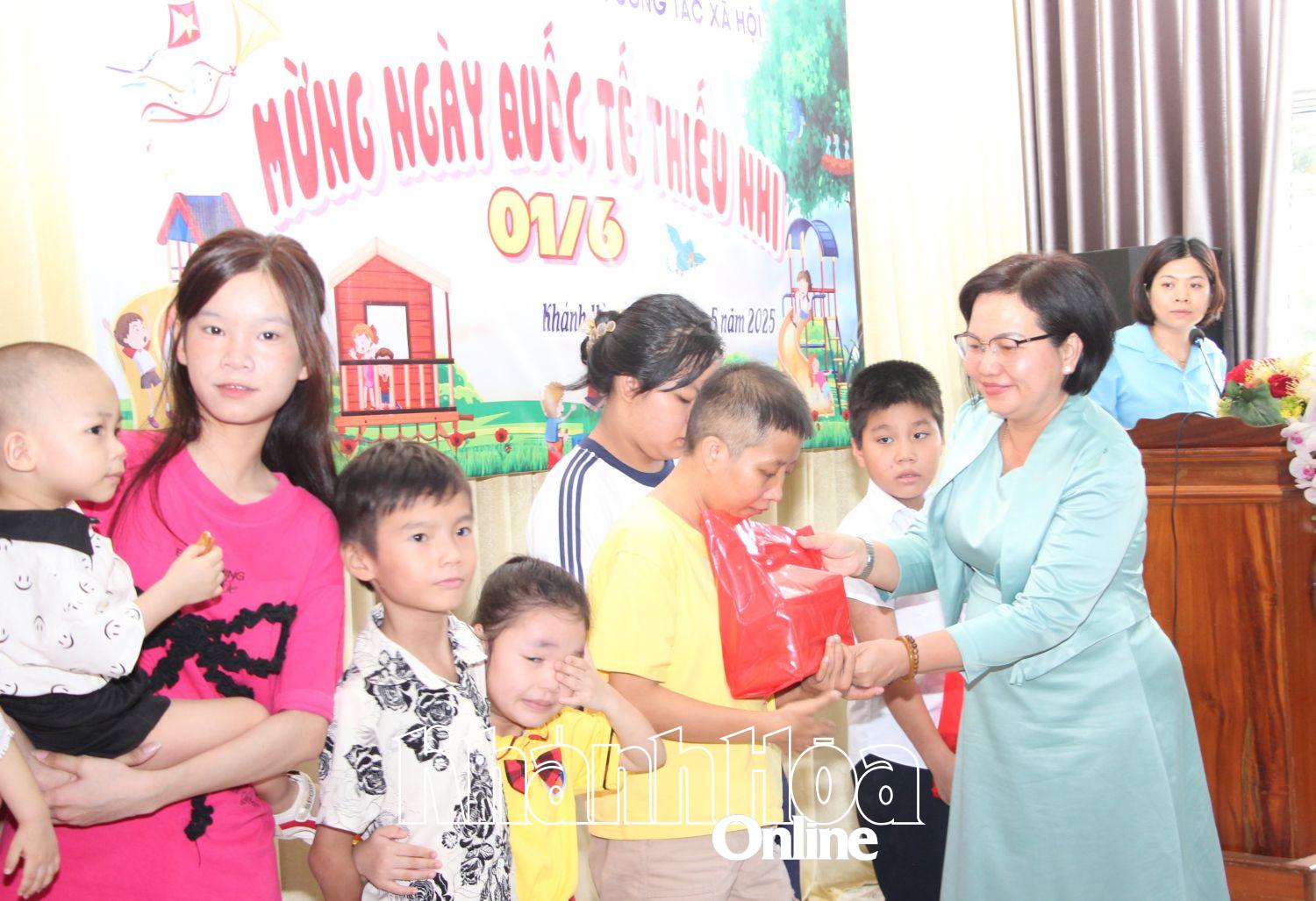 Lãnh đạo Trung tâm Bảo trợ xã hội và Công tác xã hội tỉnh trao quà cho trẻ em.