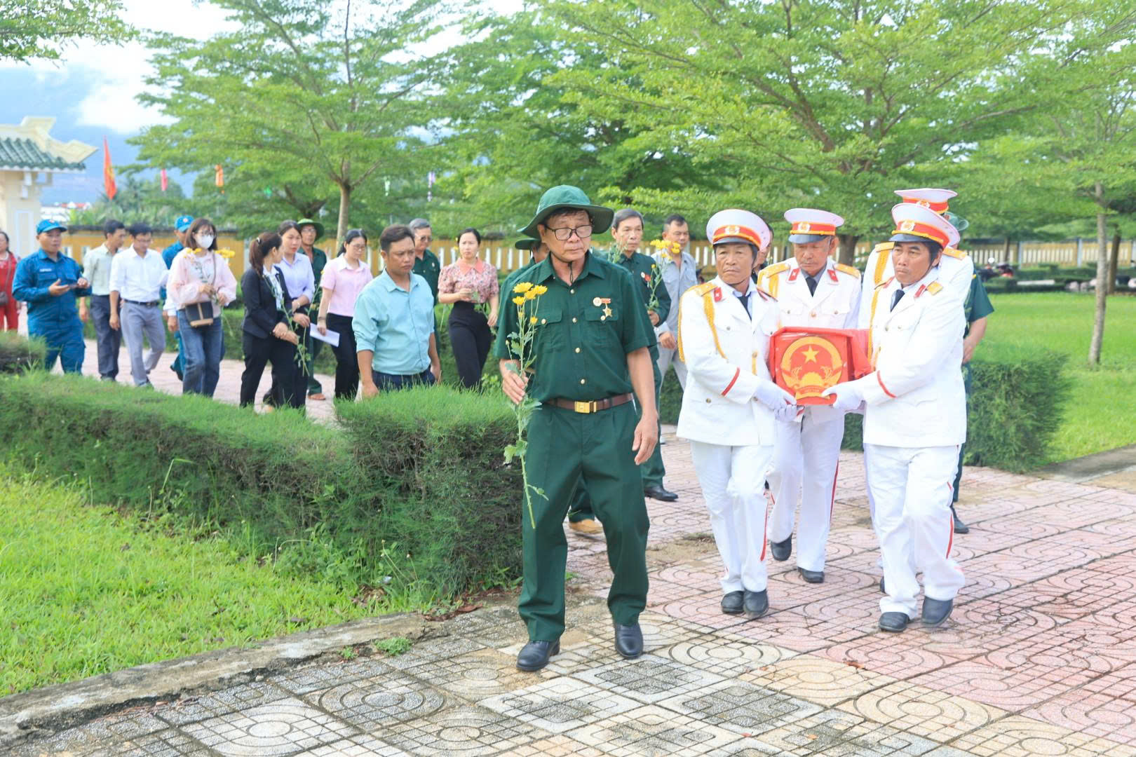Đưa hài cốt liệt sĩ Trần Phú Nhánh đến an táng tại Nghĩa trang liệt sĩ Ninh Hòa -Vạn Ninh. 