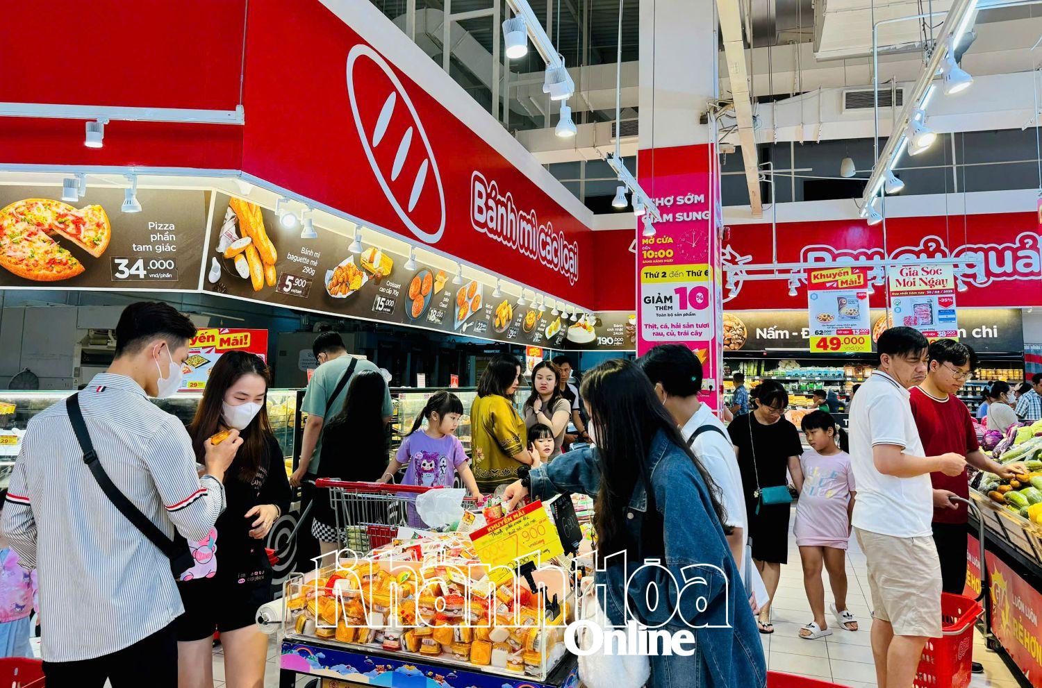 Khách hàng mua sắm tại Siêu thị Go! Nha Trang trong tối 30-4.