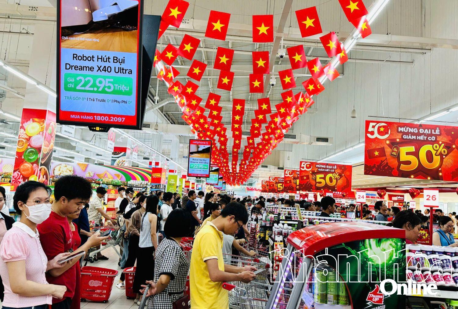 Không gian mua sắm được các siêu thị trang trí bắt mắt, rực rỡ cờ đỏ sao vàng.