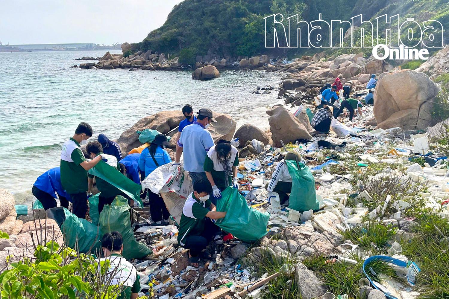 Đoàn xã Vạn Thạnh (huyện Vạn Ninh) phối hợp với Câu lạc bộ The Green PlanET ra quân dọn vệ sinh bờ biển.