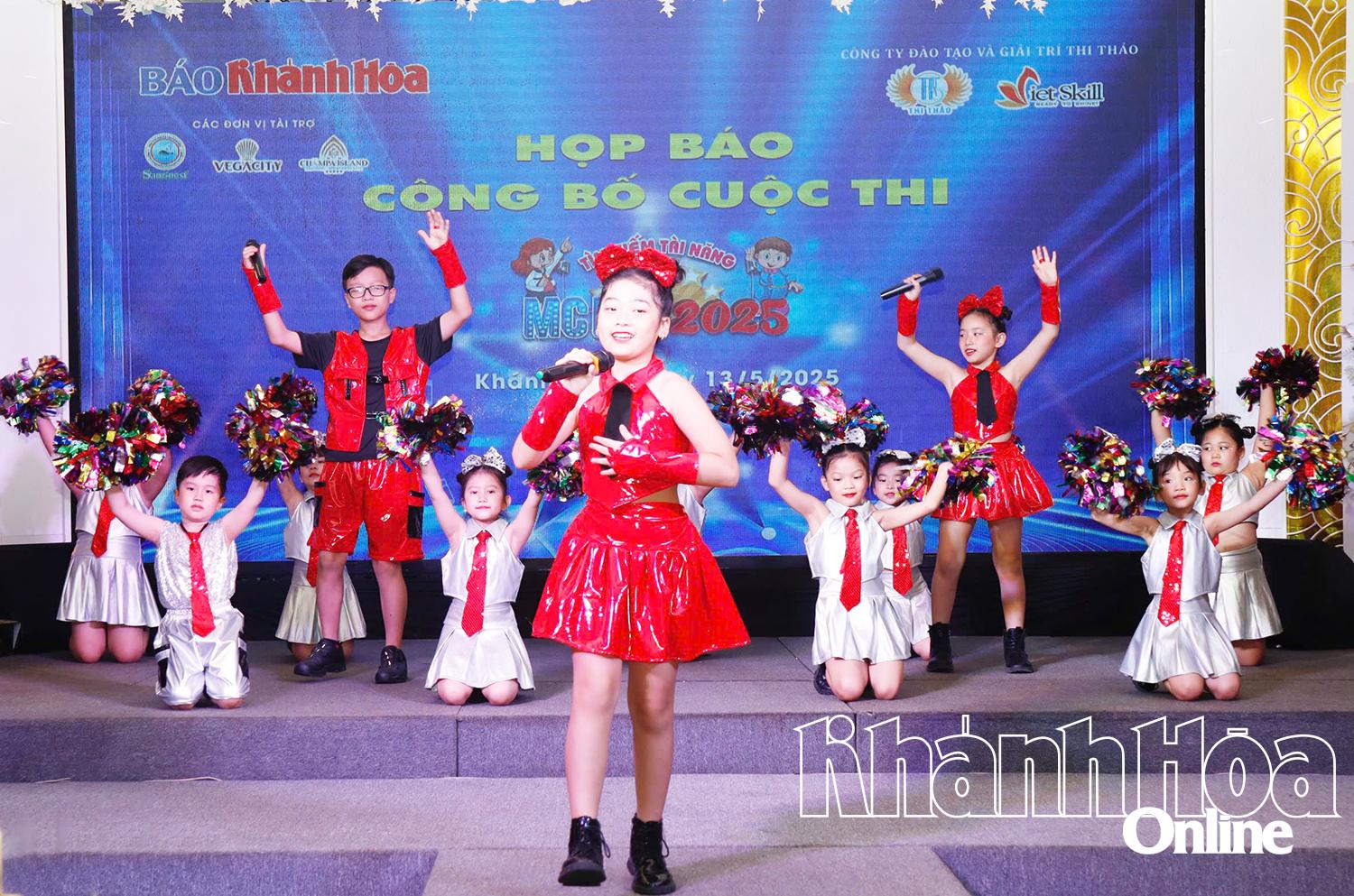 Music performance at the press conference 

