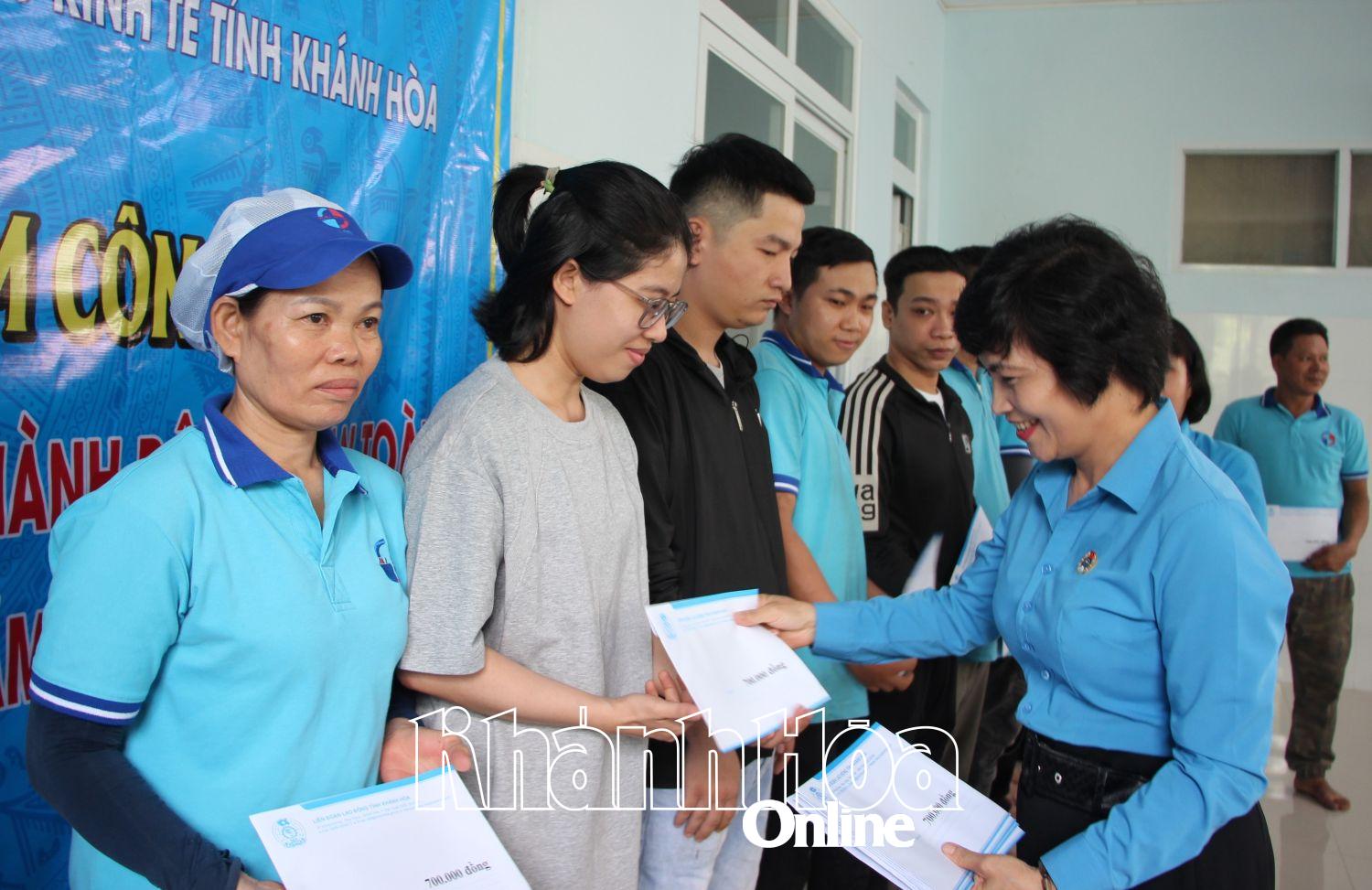 Bà Trần Thị Hương - Phó Chủ tịch Liên đoàn Lao động tỉnh trao hỗ trợ cho đoàn viên, người lao động có hoàn cảnh khó khăn.