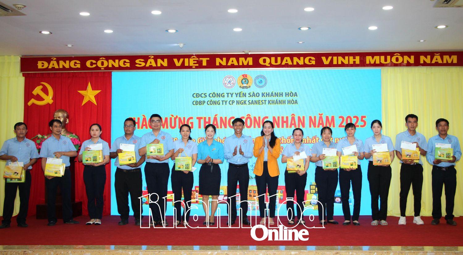 Trao hỗ trợ của Liên đoàn Lao động tỉnh cho người lao động có hoàn cảnh khó khăn.