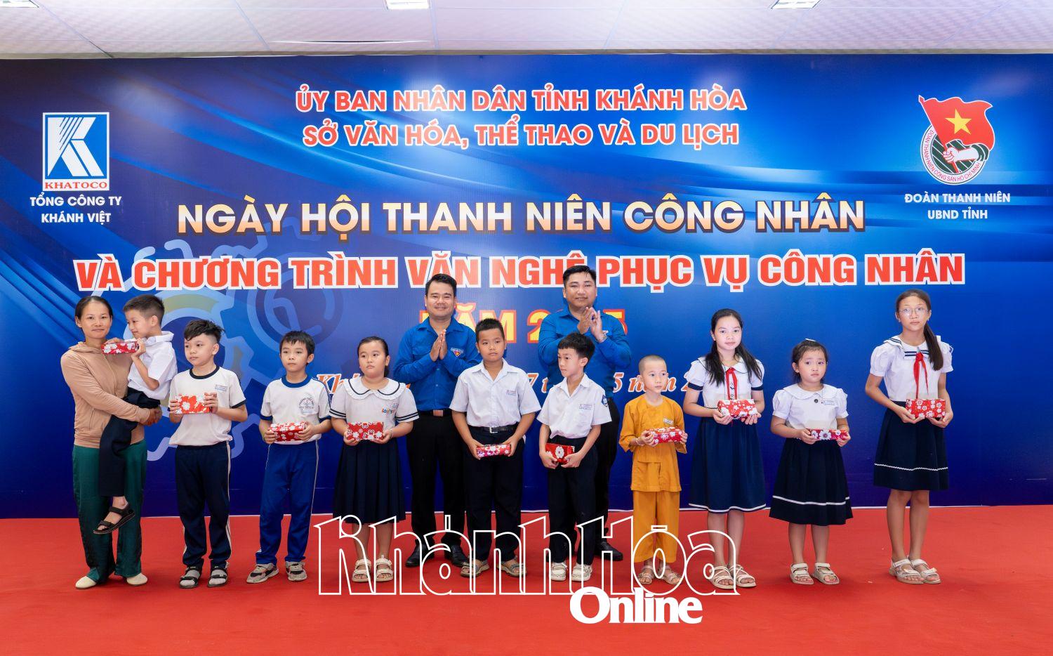 Đại diện các đơn vị trao học bổng cho học sinh vượt khó học tập tốt.