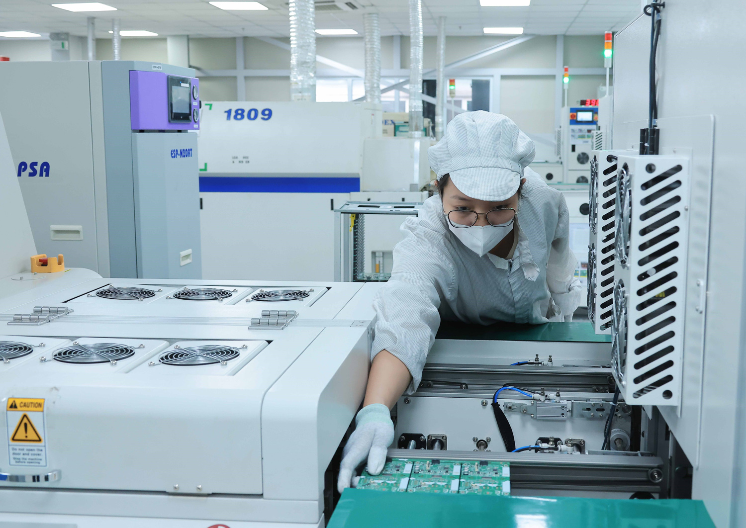 Sản xuất linh kiện điện tử tại Công ty TNHH Bumjim Electronics Vina (100% vốn Hàn Quốc) tại các khu công nghiệp trên địa bàn tỉnh Quảng Ninh _Ảnh: TTXVN

