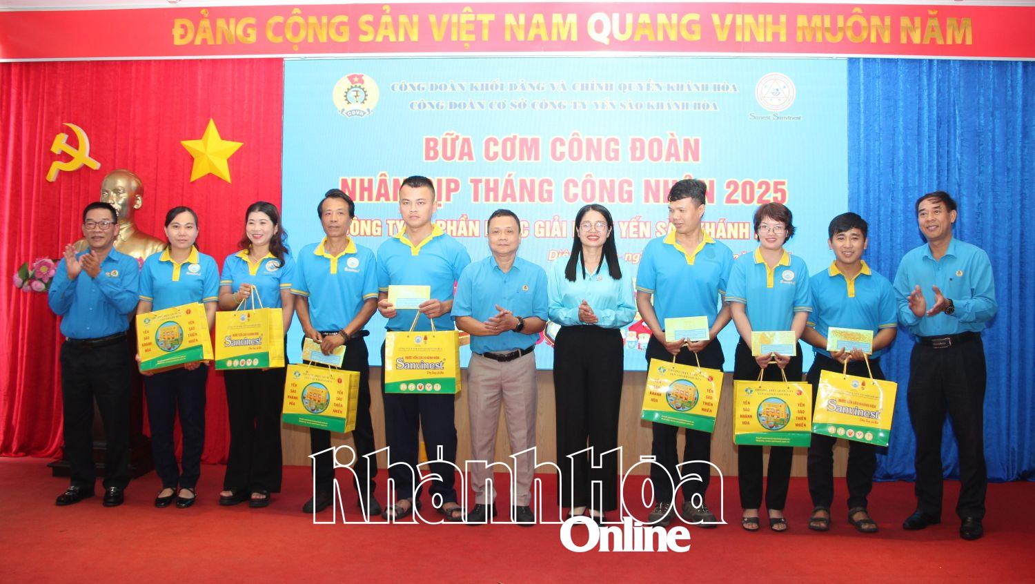 Lãnh đạo Liên đoàn Lao động tinh trao hỗ trợ cho người lao động có hoàn cảnh khó khăn.