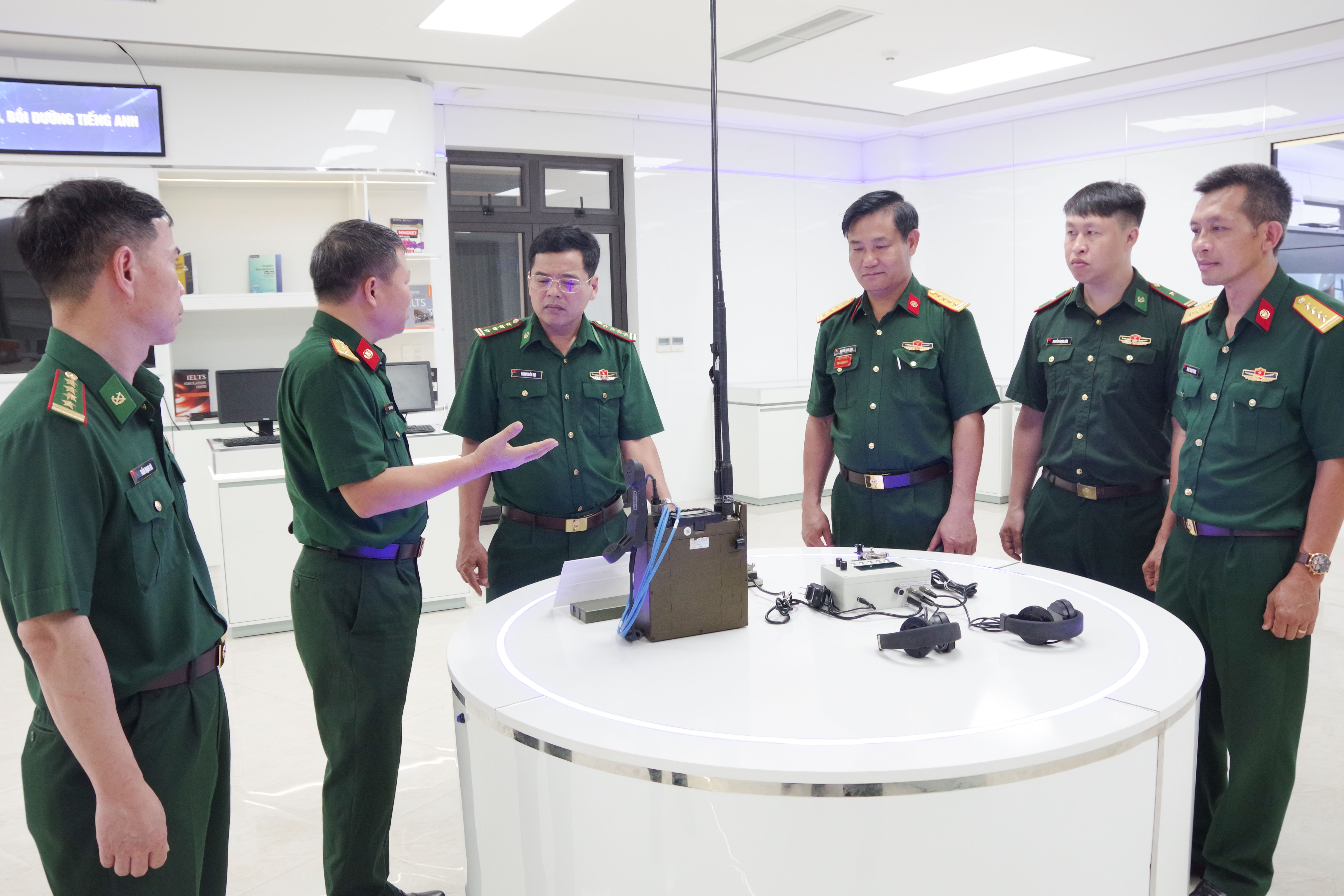 Đoàn tham quan tại Trung tâm Công nghệ Thông tin và Ngoại ngữ.