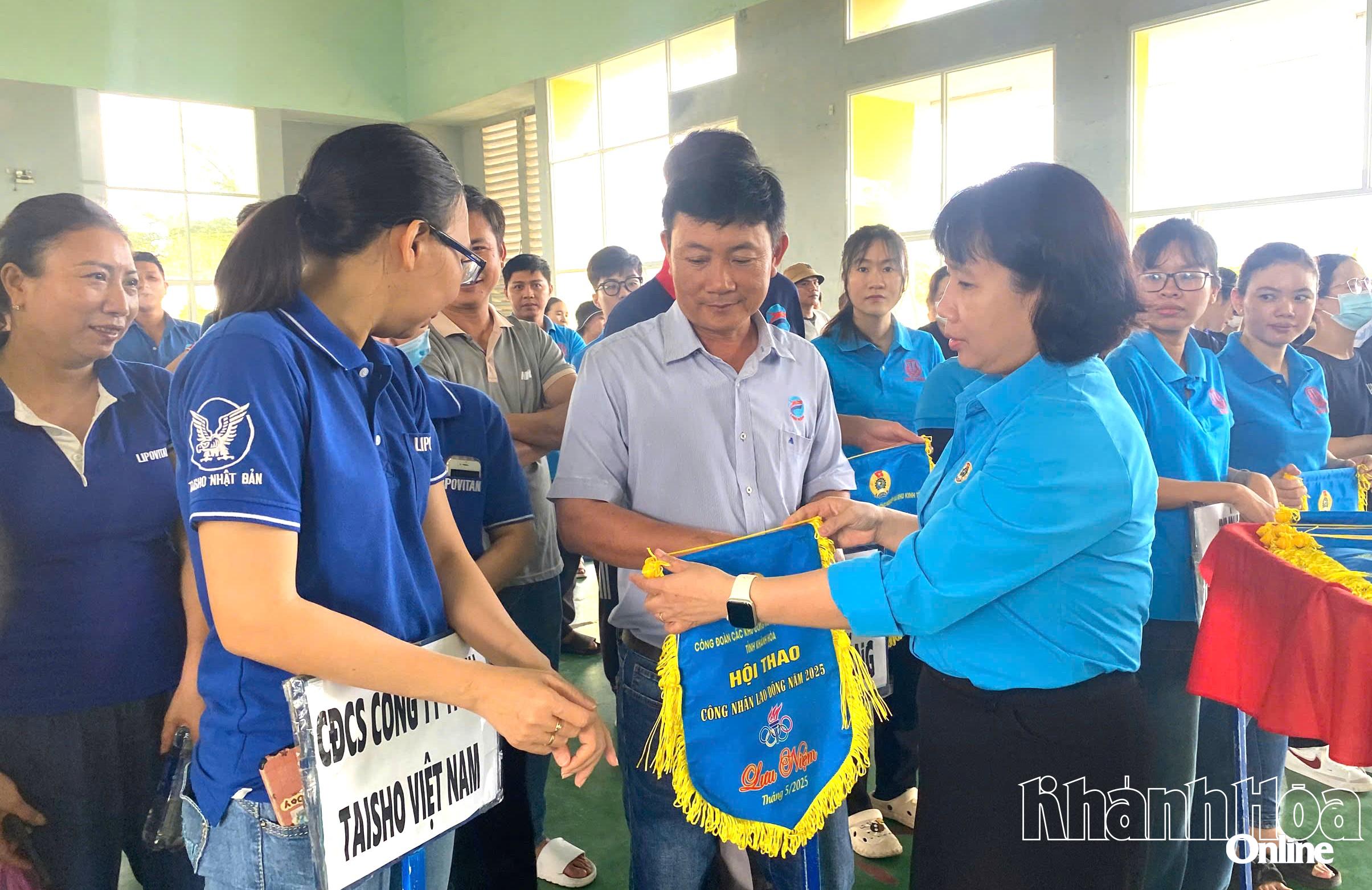 Lãnh đạo Công đoàn các Khu công nghiệp và Khu kinh tế tỉnh trao cờ lưu niệm cho các đội tham gia hội thao.