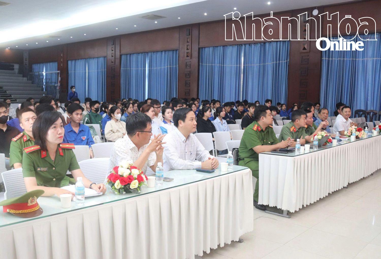 Quang cảnh hội nghị.