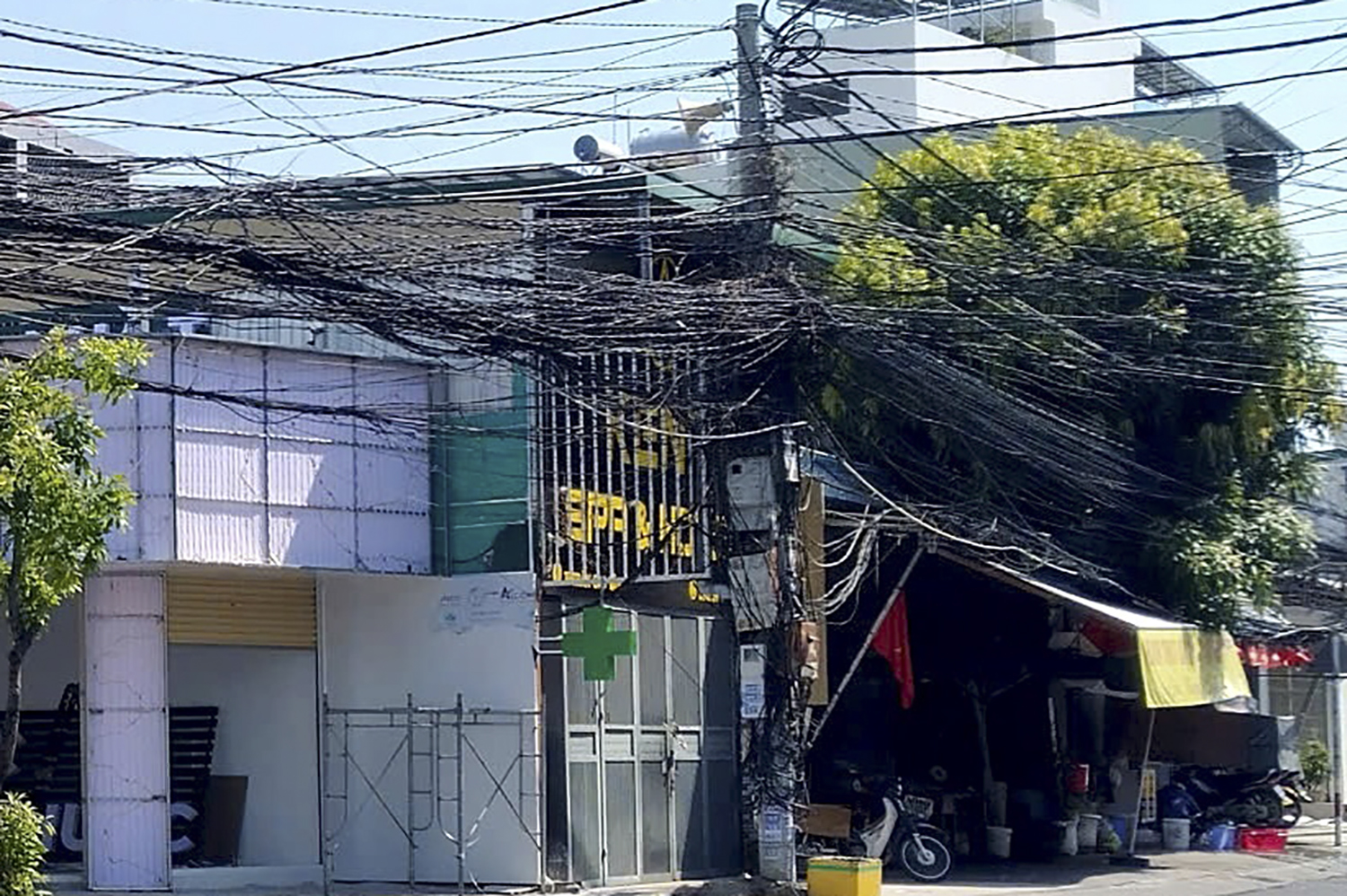 Lùm cây khô bao phủ cáp viễn thông đã được dọn sạch