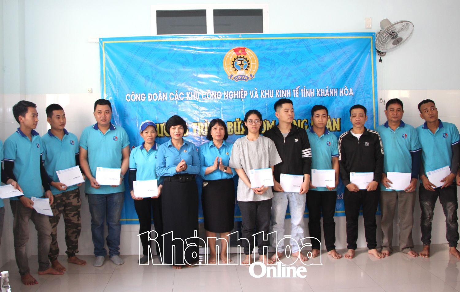 Lãnh đạo Liên đoàn Lao động tỉnh và Công đoàn các Khu công nghiệp và Khu kinh tế tỉnh trao hỗ trợ cho đoàn viên.