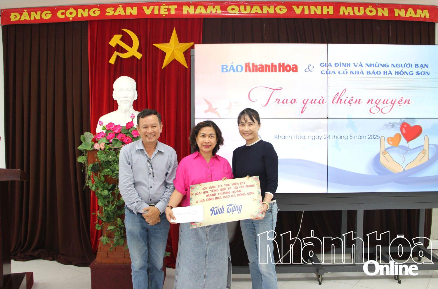 Đại diện cựu sinh viên lớp văn, sử, thư viện K13 Trường Đại học Tổng hợp TP. Hồ Chí Minh cùng các mạnh thường quân và gia đình cố Nhà báo Hà Hồng Sơn trao 5 triệu đồng cho Hộp thư từ thiện Báo Khánh Hòa.