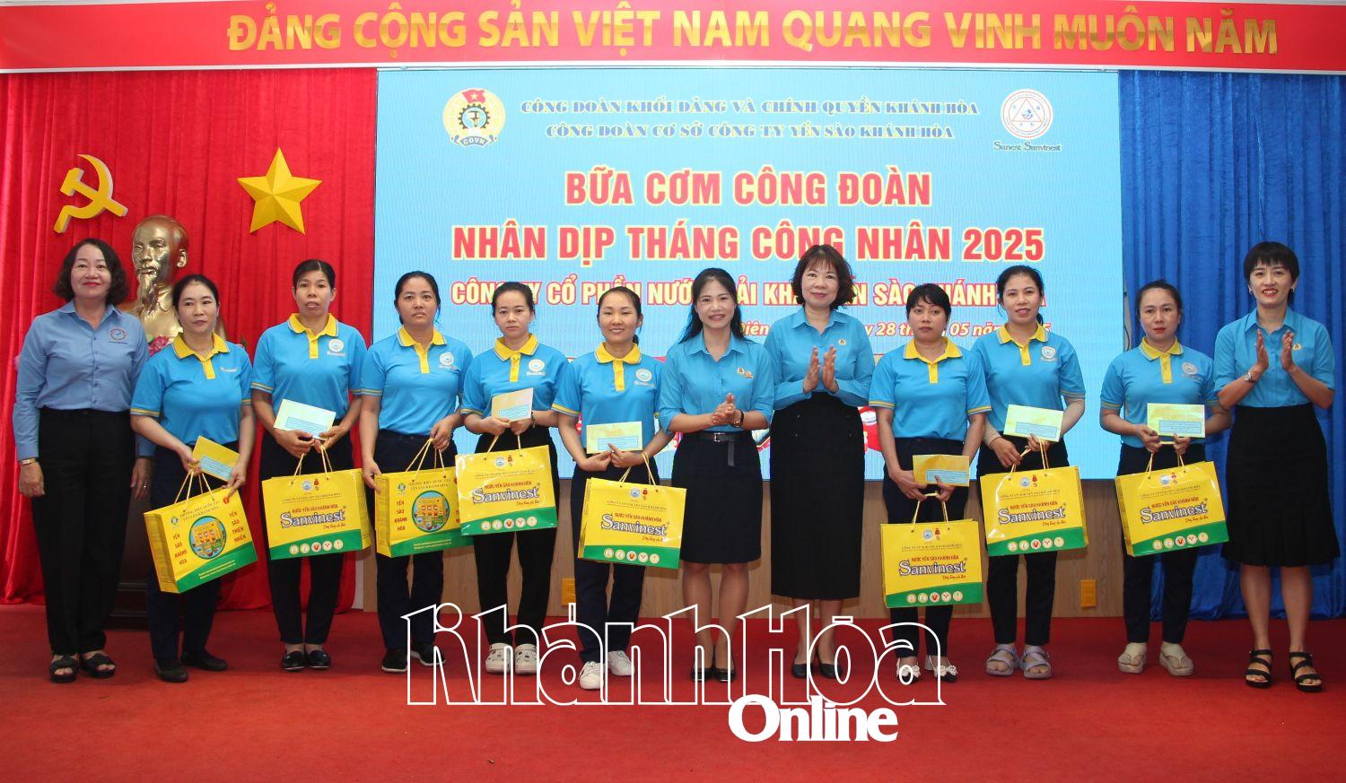 Đại diện Liên đoàn Lao động tỉnh và doanh nghiệp trao hỗ trợ cho người lao động có hoàn cảnh khó khăn.