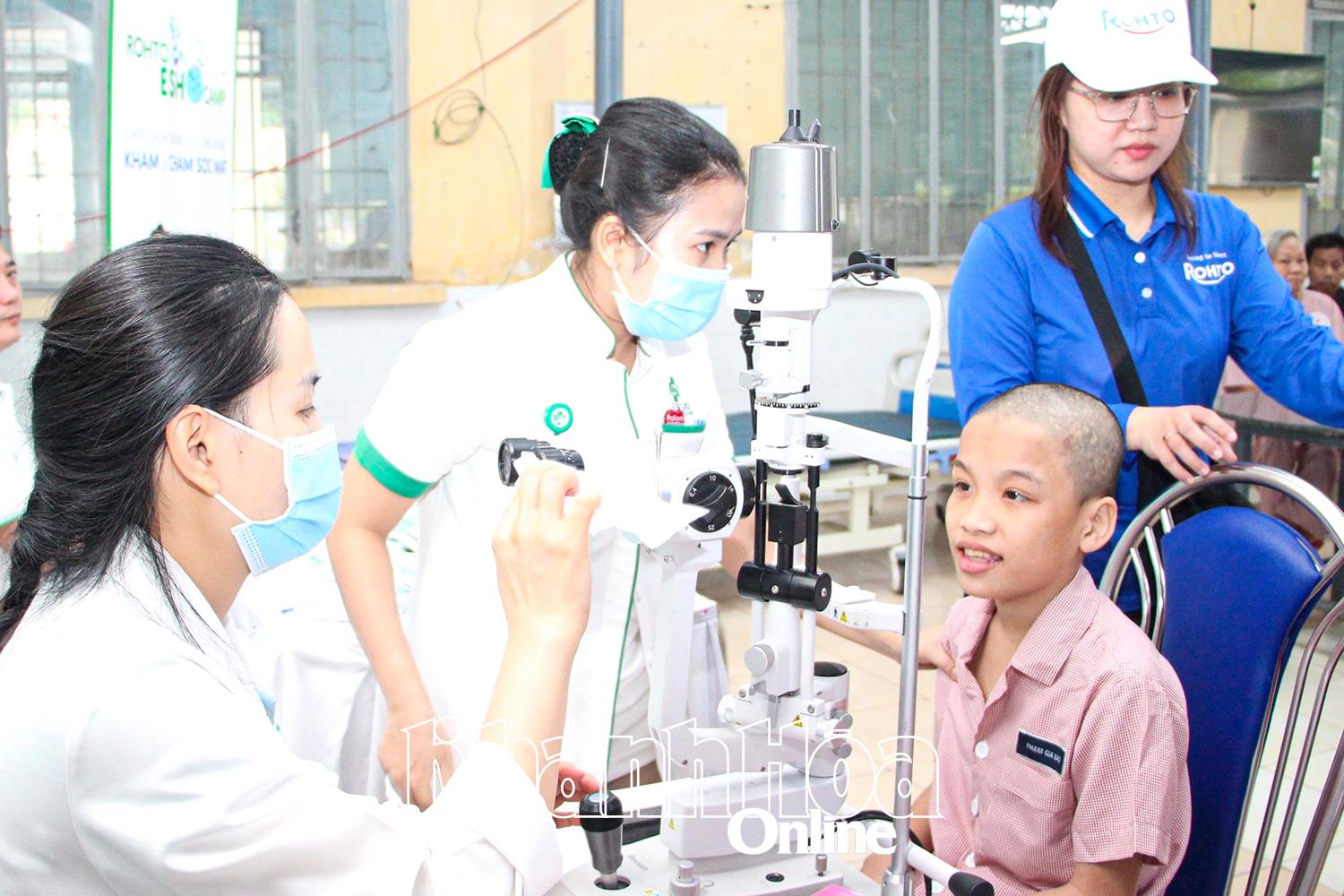 Khám các bệnh về mắt cho trẻ em 
có hoàn cảnh đặc biệt tại Trung tâm Bảo trợ xã hội và Công tác xã hội tỉnh.
