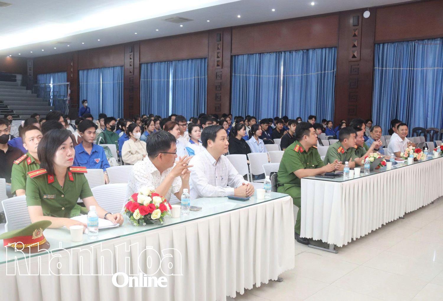 Trường Đại học Nha Trang phối hợp tuyên truyền pháp luật cho sinh viên