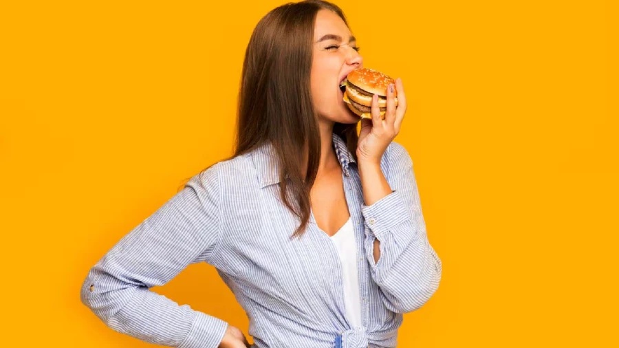 Thực phẩm không lành mạnh rất khó để bỏ qua. Với bao bì và hương vị hấp dẫn, chúng thu hút cả trẻ em lẫn người lớn. (Ảnh: ITN)