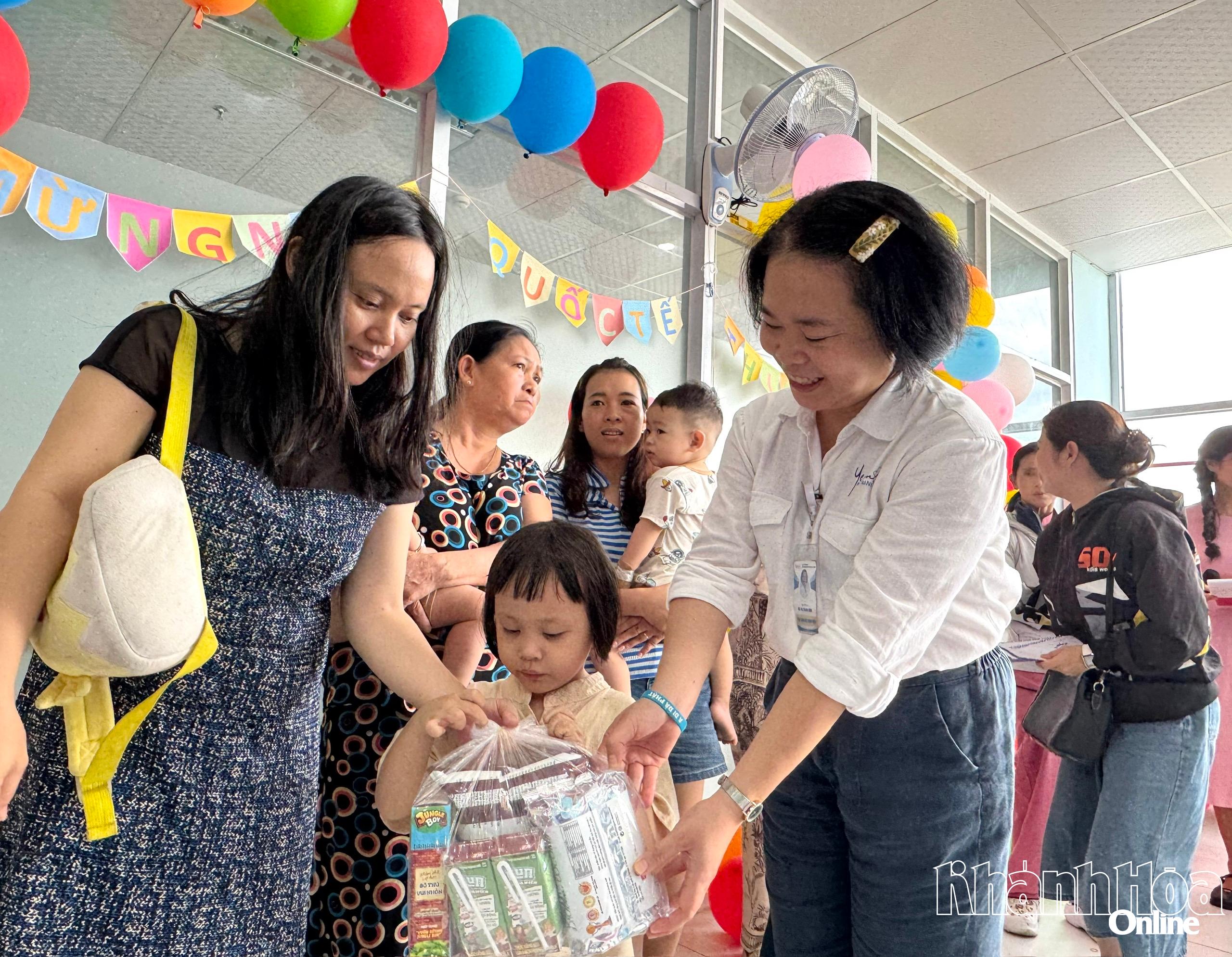 Các bệnh nhi nhận được phần quà khi tham gia chương trình