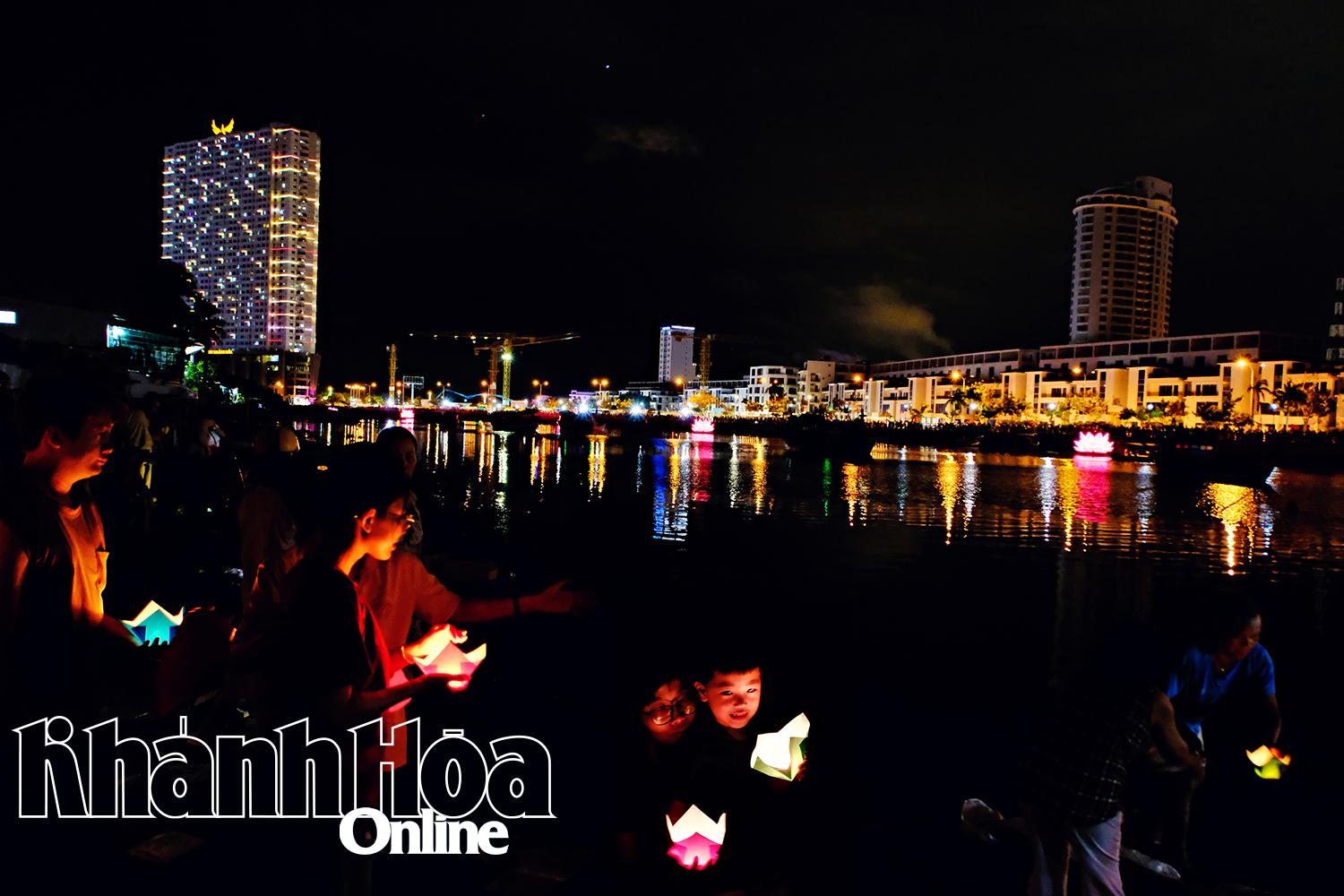 Lung linh đêm hoa đăng mừng Đại lễ Phật đản