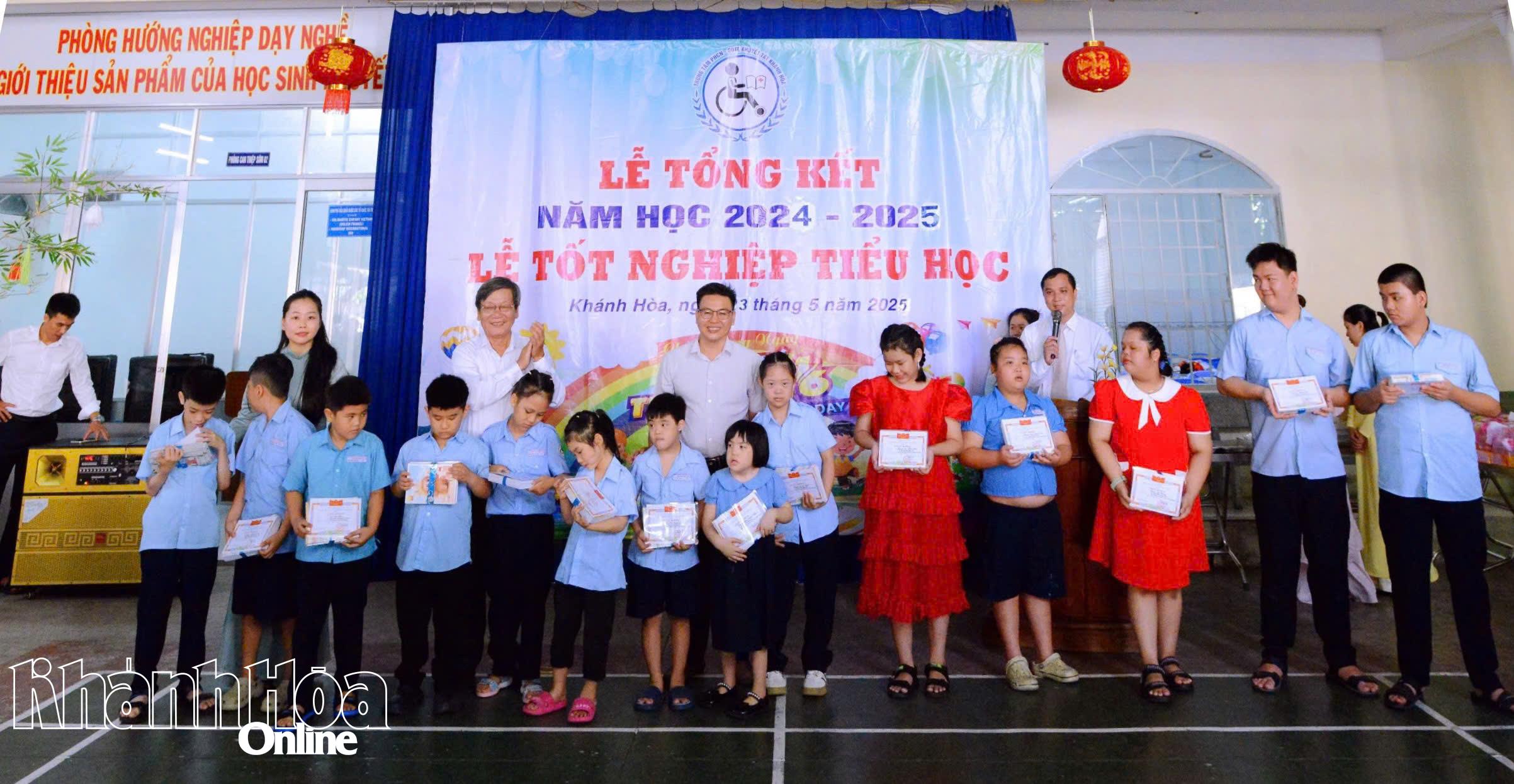 Học  sinh của  trung  tâm được  trao  giấy chứng nhận hoàn thành tốt nhiệm vụ học 
tập và rèn luyện 