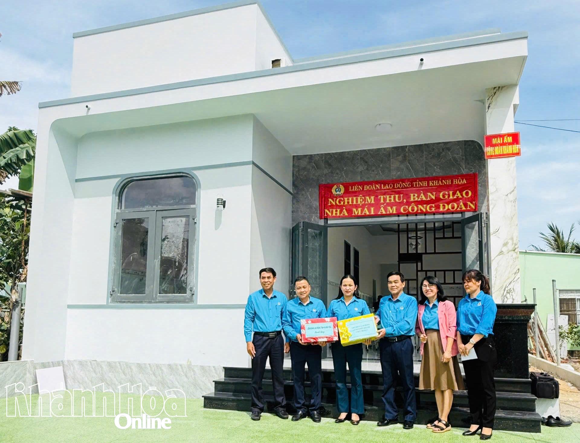 Lãnh đạo Liên đoàn Lao động tỉnh trao quà và bàn giao nhà mái ấm cho gia đình bà Mỹ.