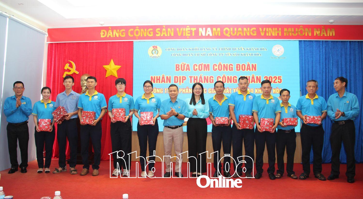 Lãnh đạo Liên đoàn Lao động tỉnh và doanh nghiệp trao quà mừng sinh nhật cho người lao động.