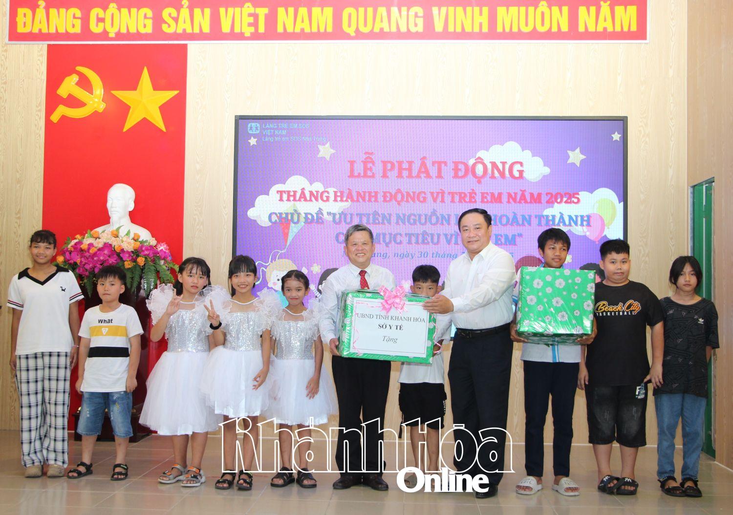 Lãnh đạo Sở Y tế trao quà cho trẻ em Làng trẻ em SOS Nha Trang.