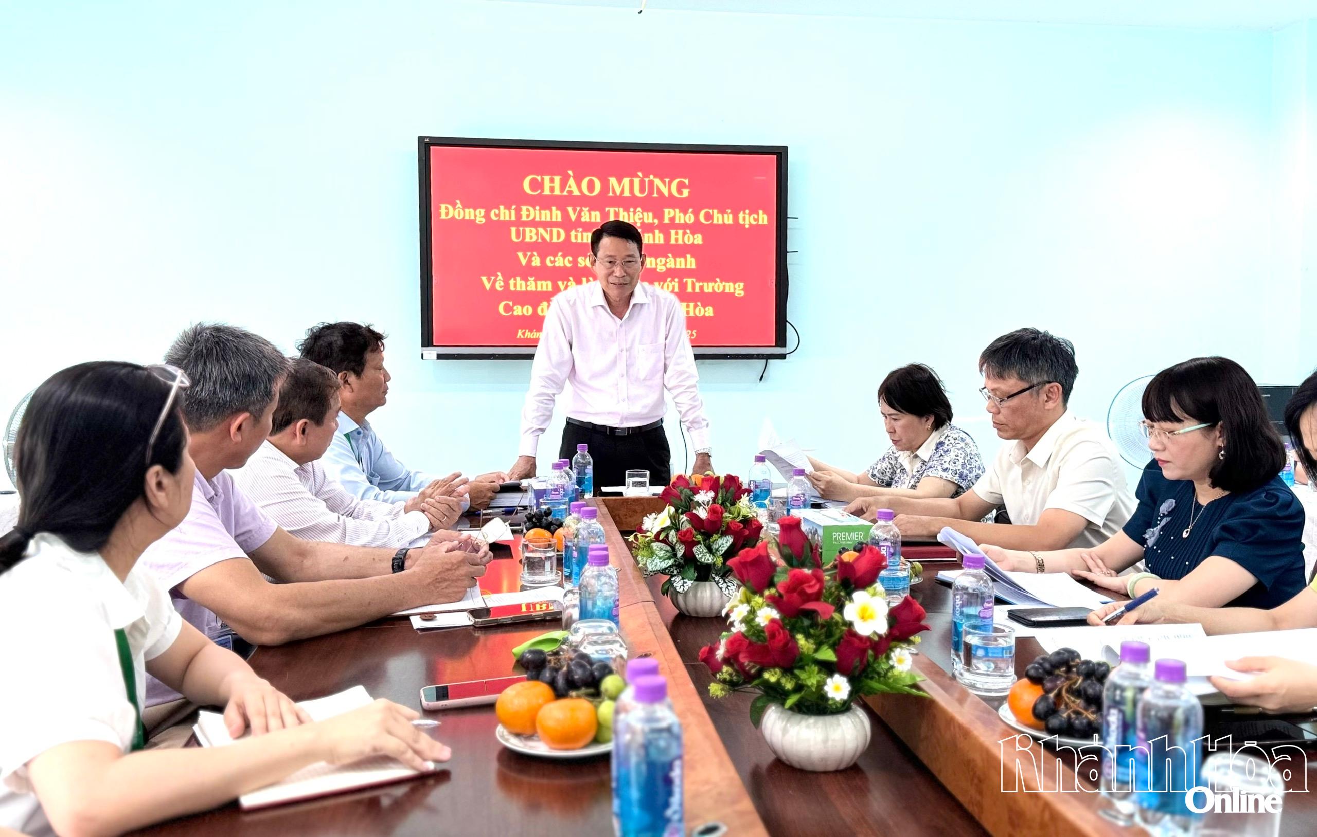 Phó Chủ tịch UBND tỉnh Đinh Văn Thiệu làm việc với Trường Cao đẳng Y tế Khánh Hòa