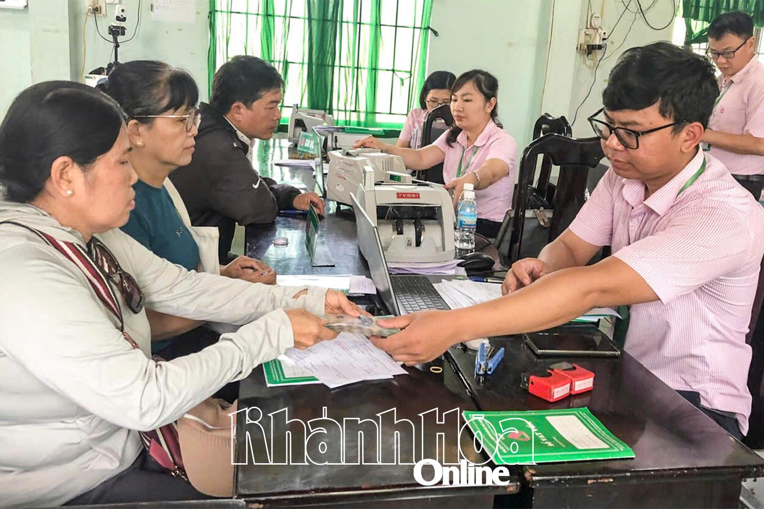 Phòng Giao dịch Ngân hàng Chính sách xã hội thị xã Ninh Hòa giải ngân vốn vay tại xã Ninh Quang.
