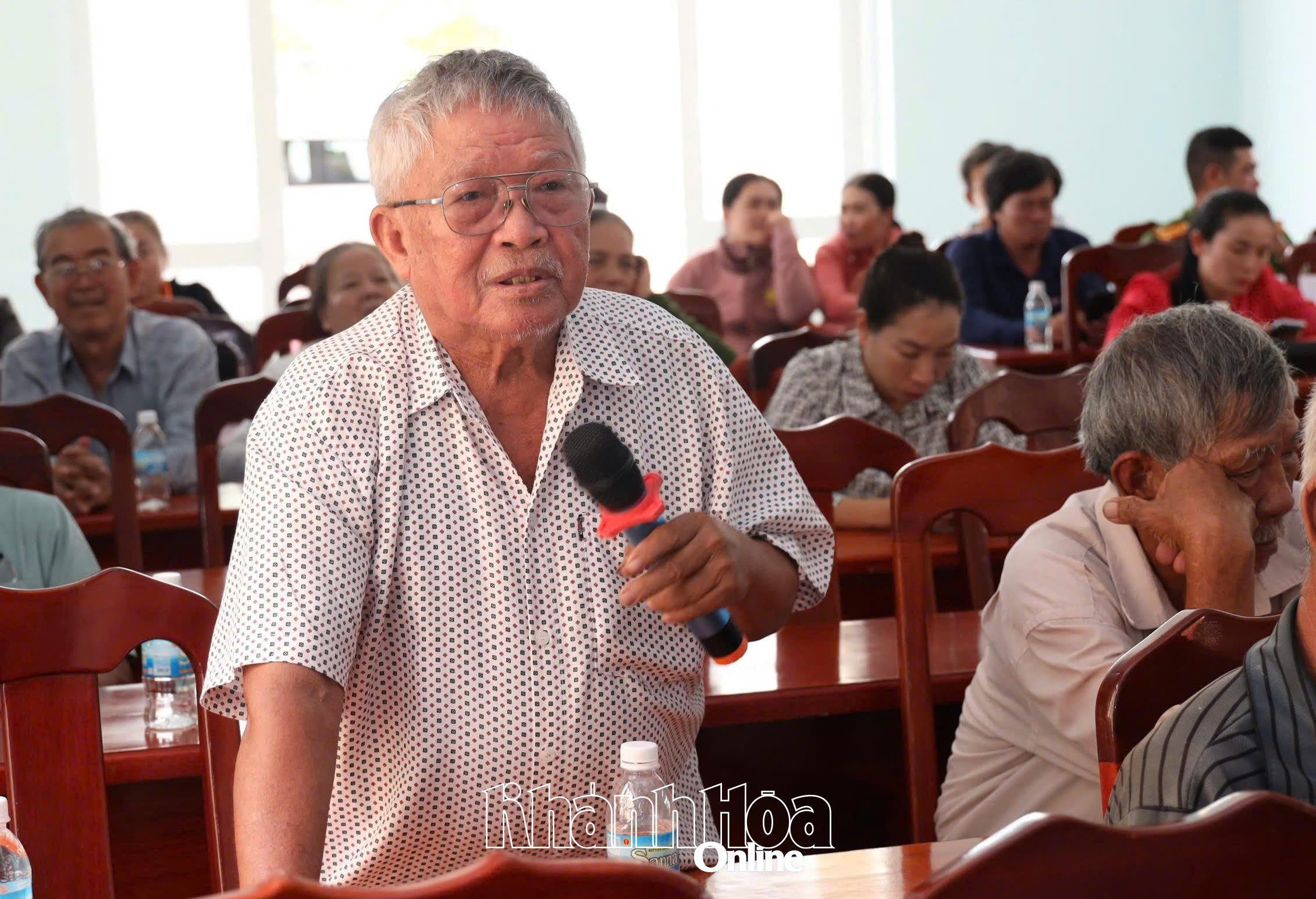 Cư tri xã Cam Thịnh Đông nêu ý kiến