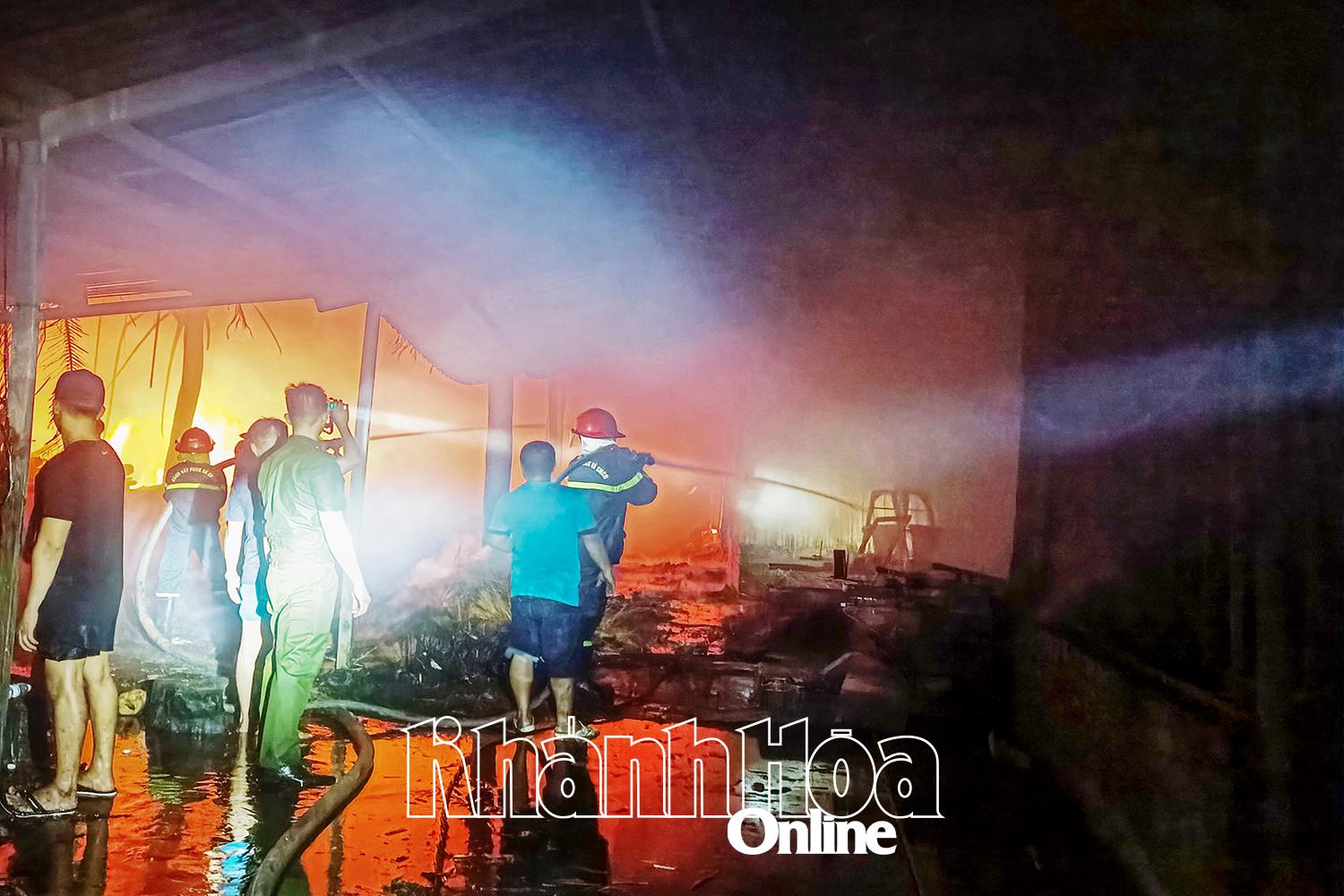 Các lực lượng tham gia chữa cháy tại một vụ cháy xảy ra vào cuối tháng 7-2024 ở huyện Vạn Ninh.
