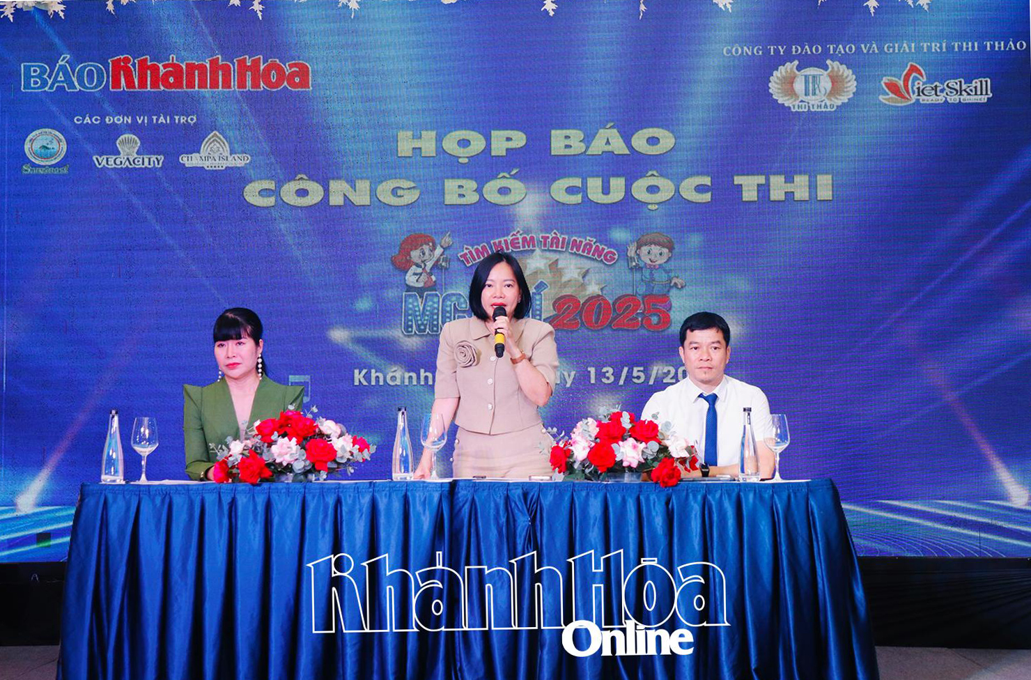 Thai Thi Le Hang, Editor-in-Chief of Khanh Hoa Newspaper and Head of the Organizing Committee, speaking at the press conference

