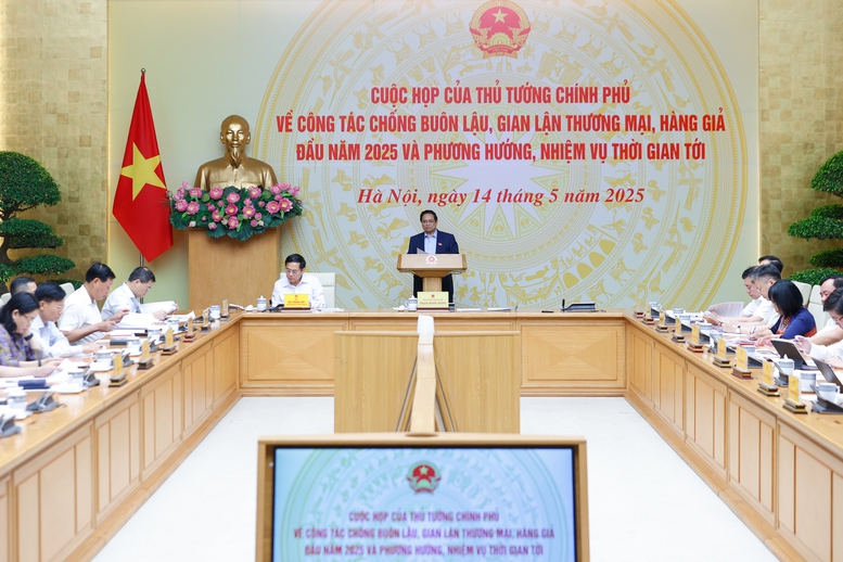 Thủ tướng cũng yêu cầu cần phát động phong trào thi đua đấu tranh chống buôn lậu, gian lận thương mại, sản xuất, lưu thông hàng giả, hàng nhái, vi phạm bản quyền, sở hữu trí tuệ - Ảnh: VGP/Nhật Bắc