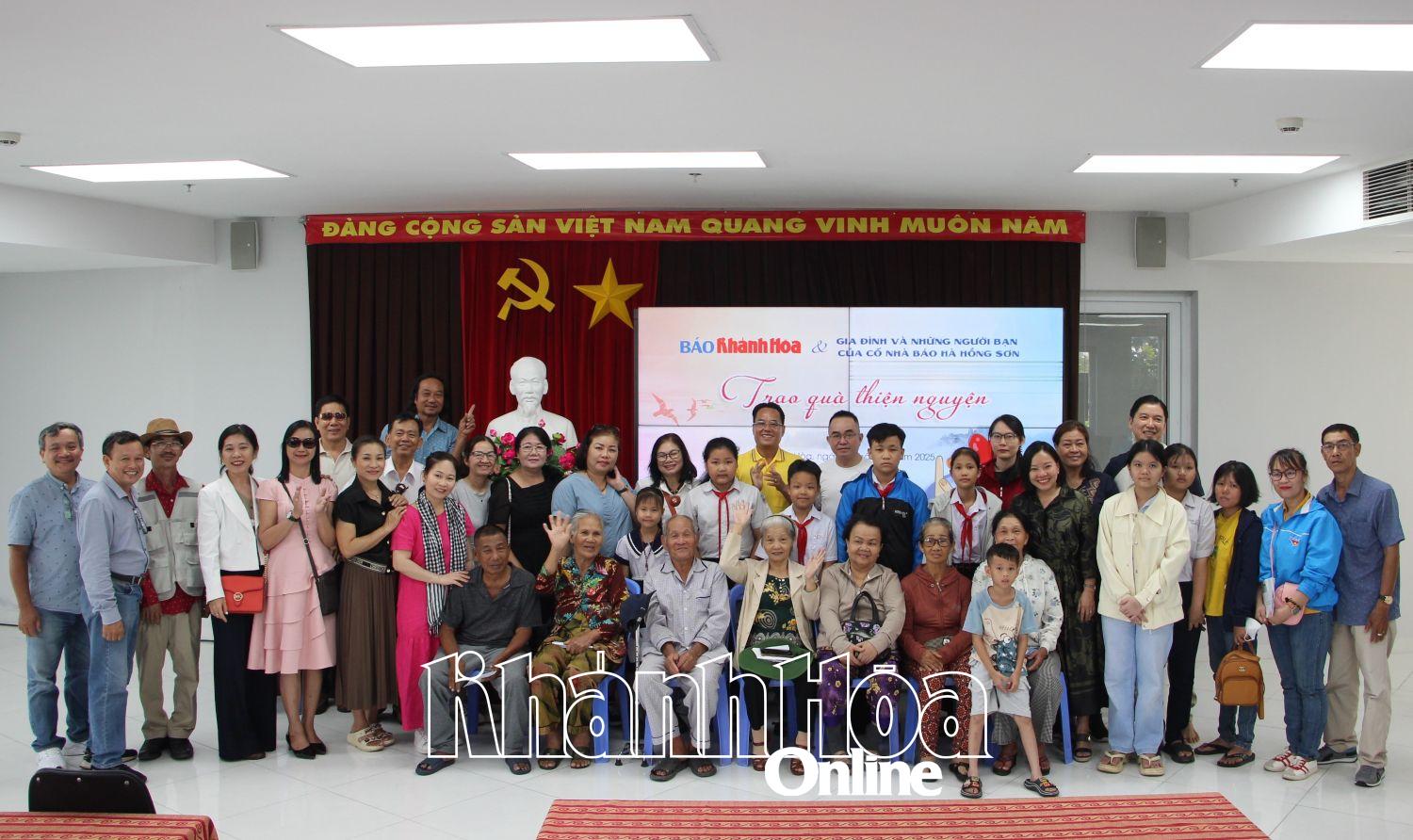 Lãnh đạo Báo Khánh Hòa cùng gia đình và những người bạn cố Nhà báo Hà Hồng Sơn chụp ảnh lưu niệm cùng với các trường hợp được hỗ trợ.